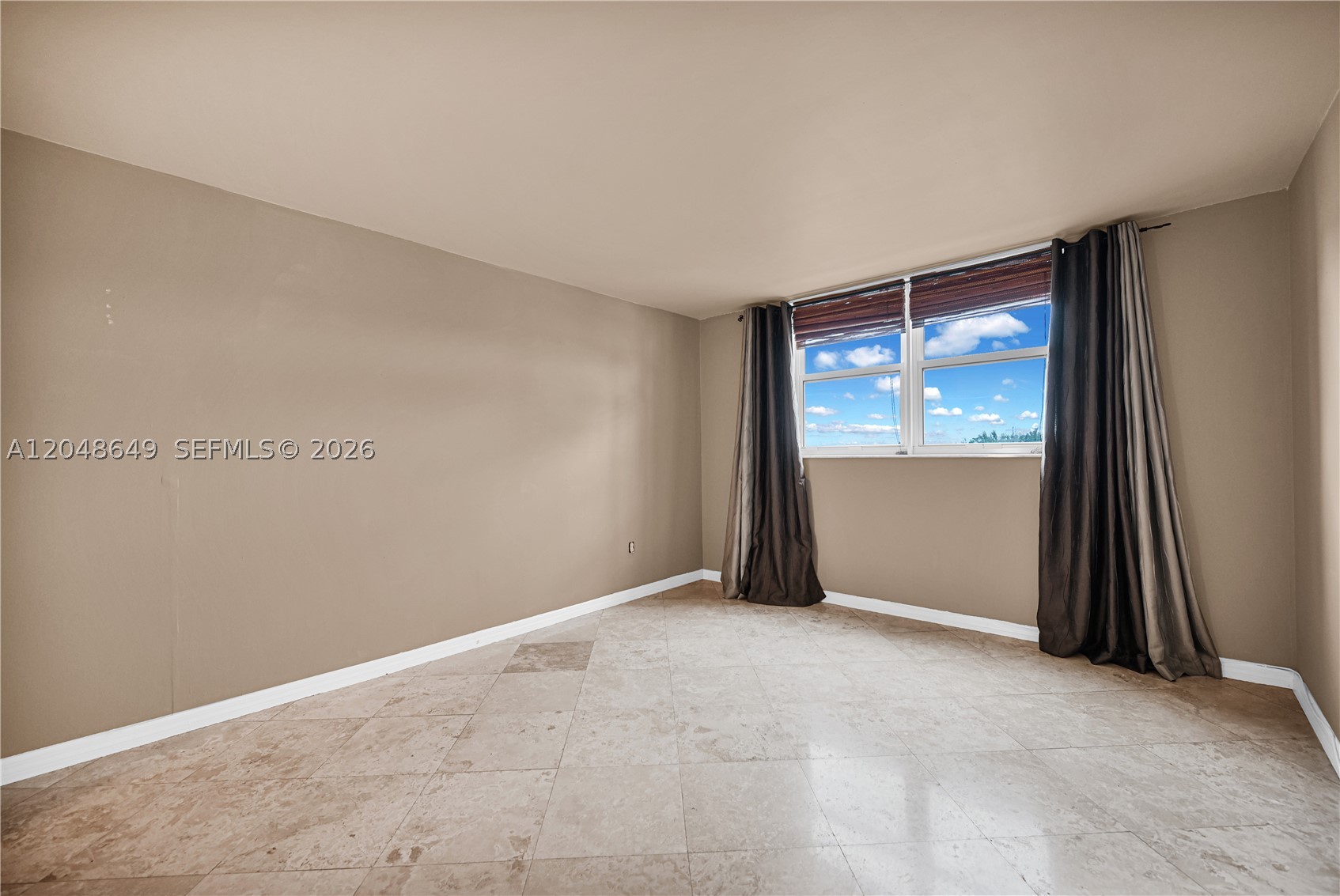 ROYAL BAHAMIAN WEST - Residential