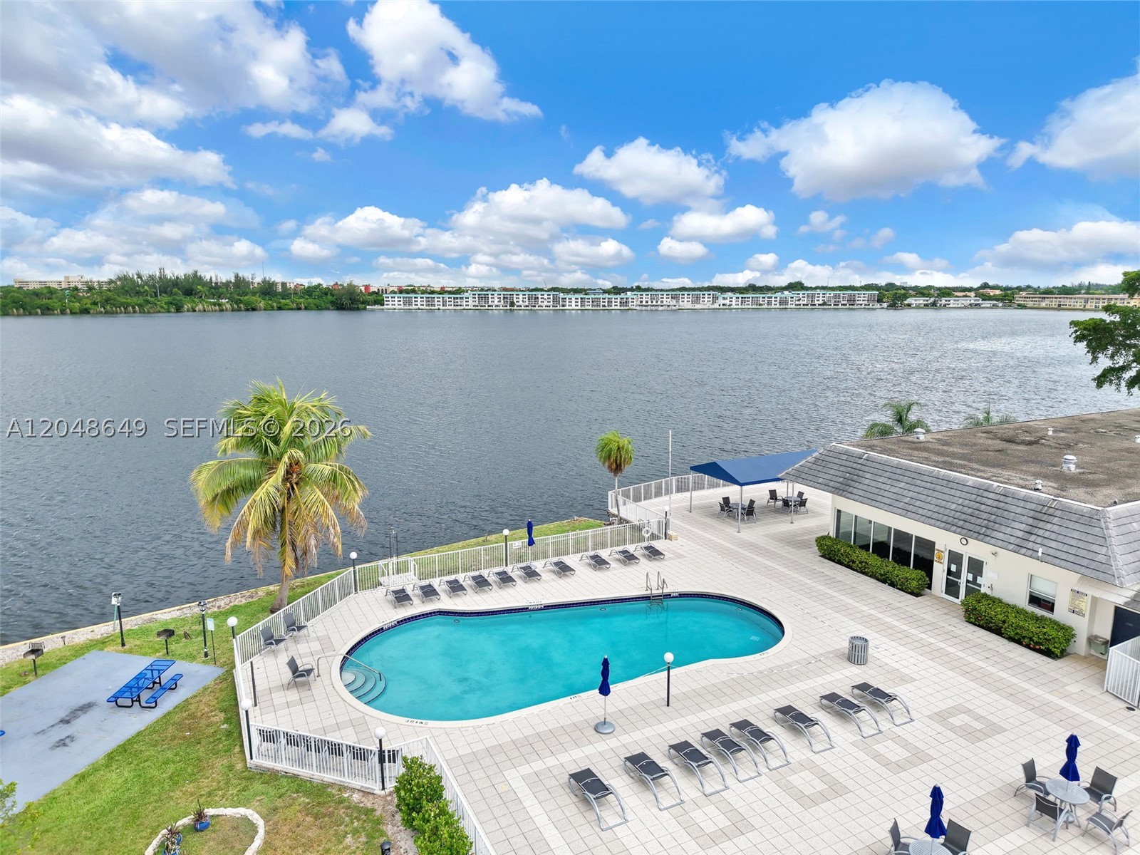 ROYAL BAHAMIAN WEST - Residential