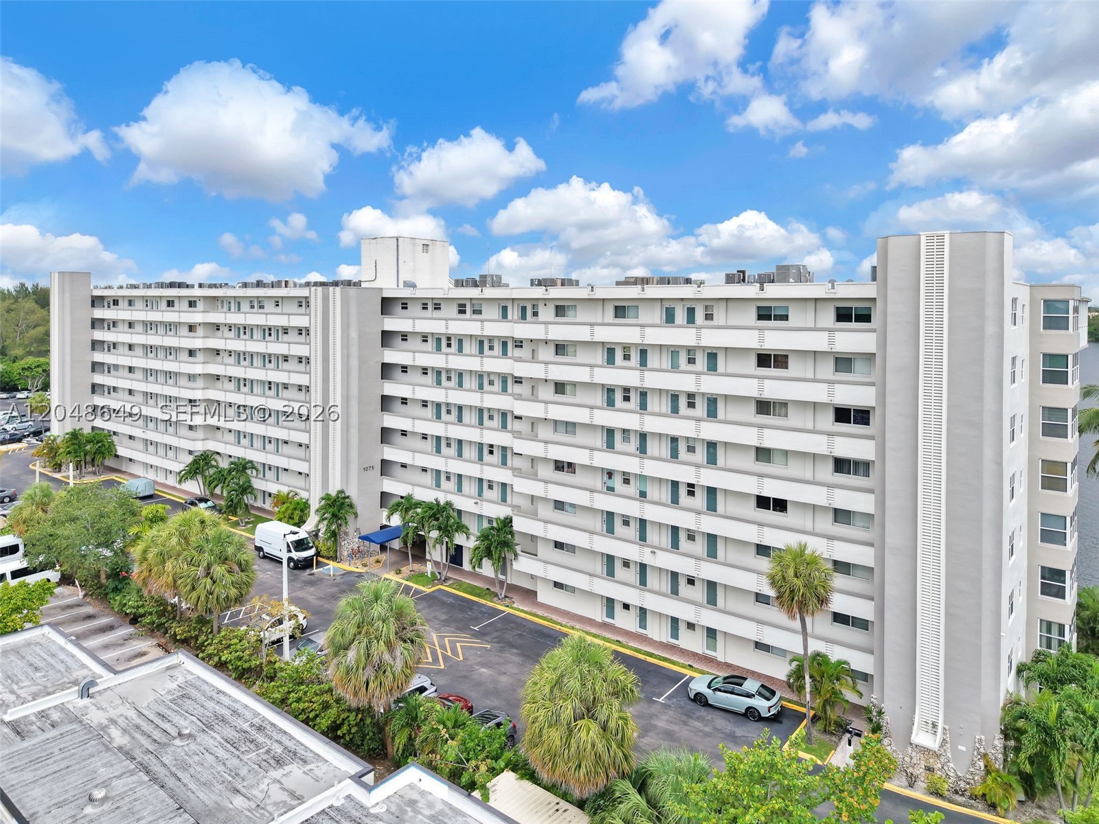 ROYAL BAHAMIAN WEST - Residential