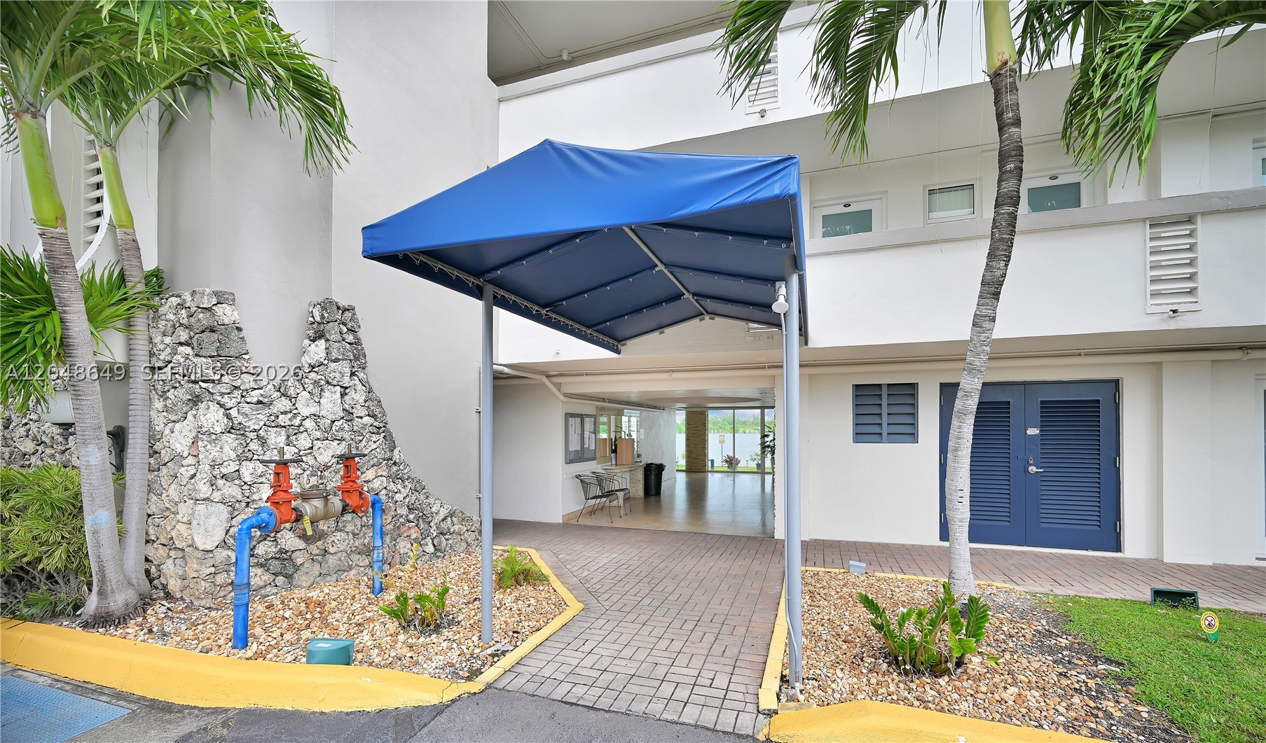 ROYAL BAHAMIAN WEST - Residential