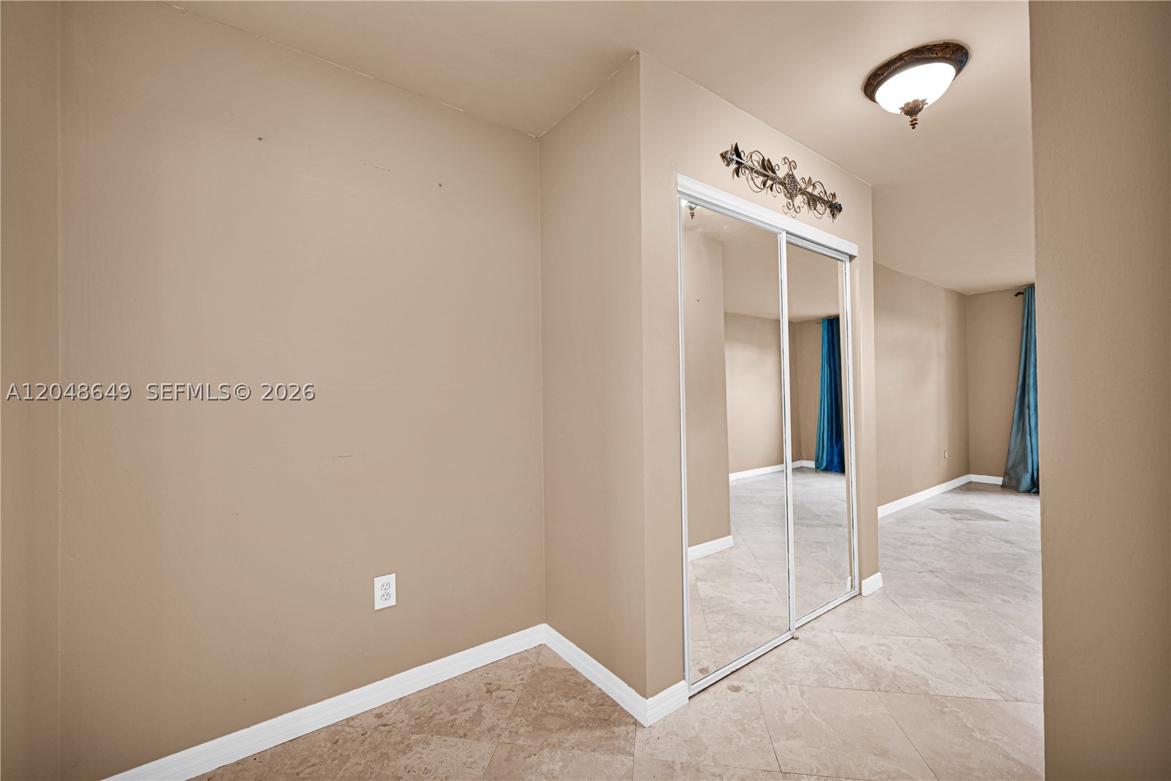 ROYAL BAHAMIAN WEST - Residential