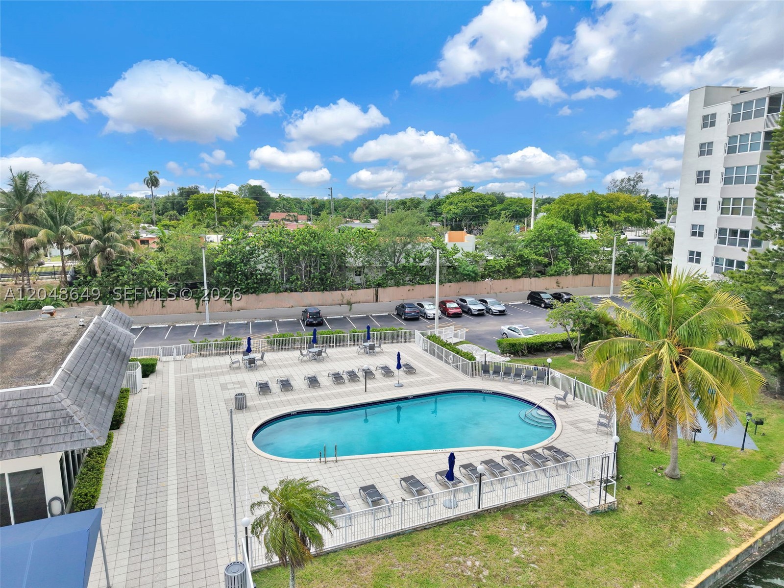 ROYAL BAHAMIAN WEST - Residential