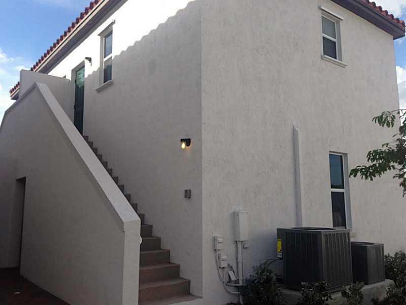 Spacious Studio with it's own private entrance located in Kedall Square. Complete Kitchen with granite counter top, full bathroom, ceramic tile throughout , washer and dryer inside the unit.  Water and Electricity included in rent. A must see!!  Easy to s how (Elect. Lockbox -No Appointment)