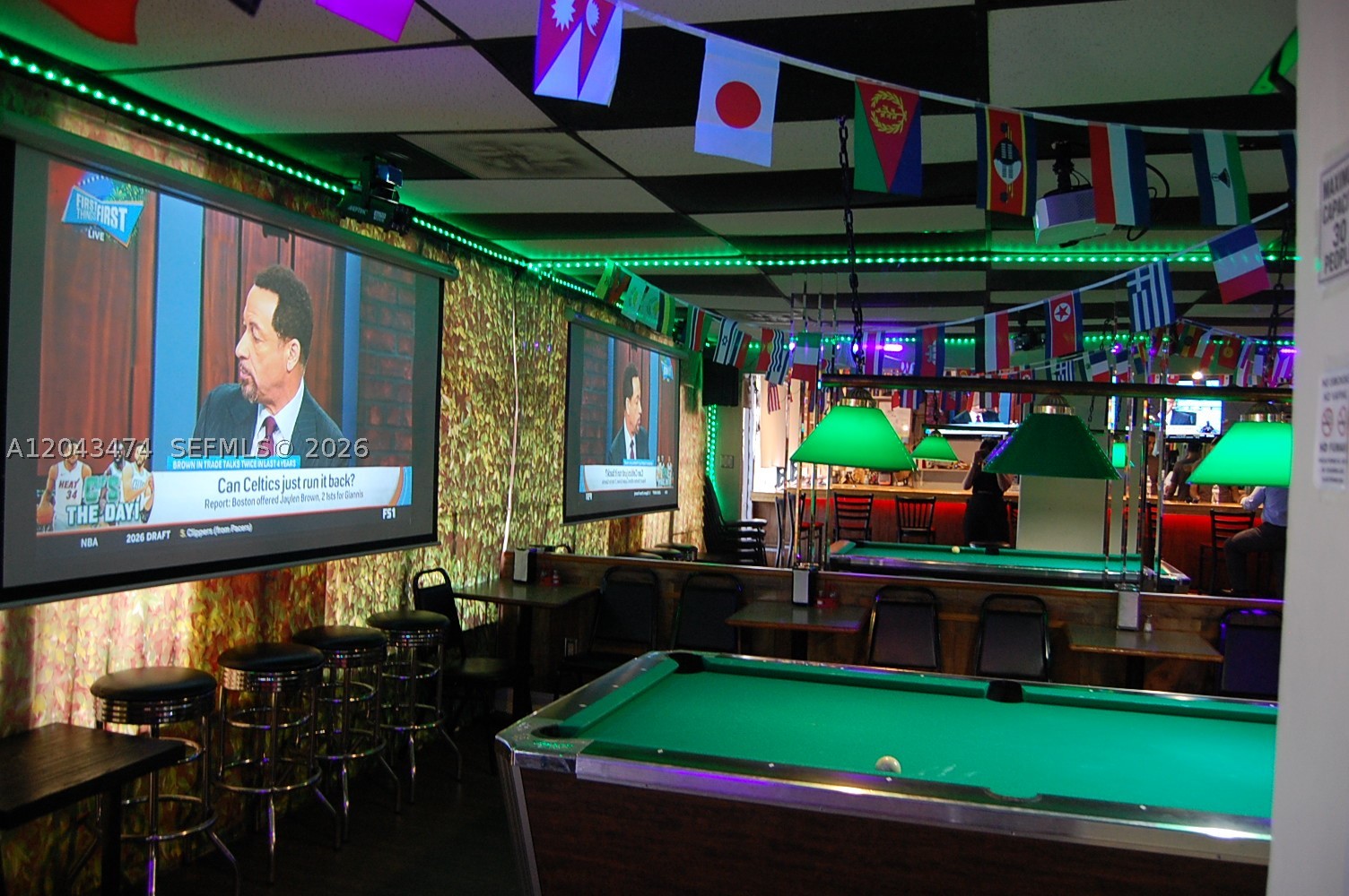 This is a restaurant and bar located in Hialeah, Florida. It features a welcoming bar area where guests can enjoy karaoke nights, along with a music selection machine, a pool table, and several slot machines, among other entertainment options. In addition to its bar services, the establishment also operates as a full-service restaurant, offering a wide variety of delicious dishes. It has a fully equipped kitchen with an extractor system available.