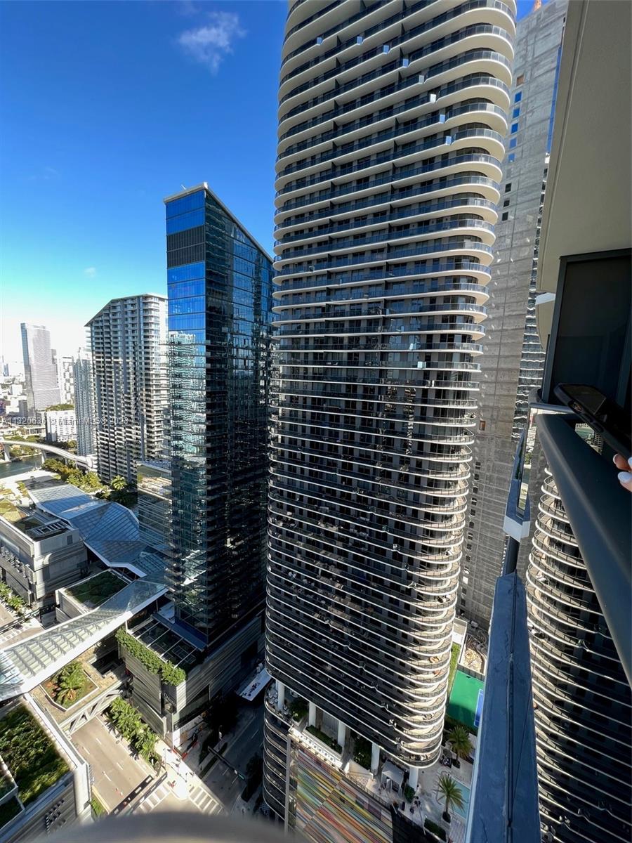 BRICKELL HEIGHTS EAST CON - Residential Lease