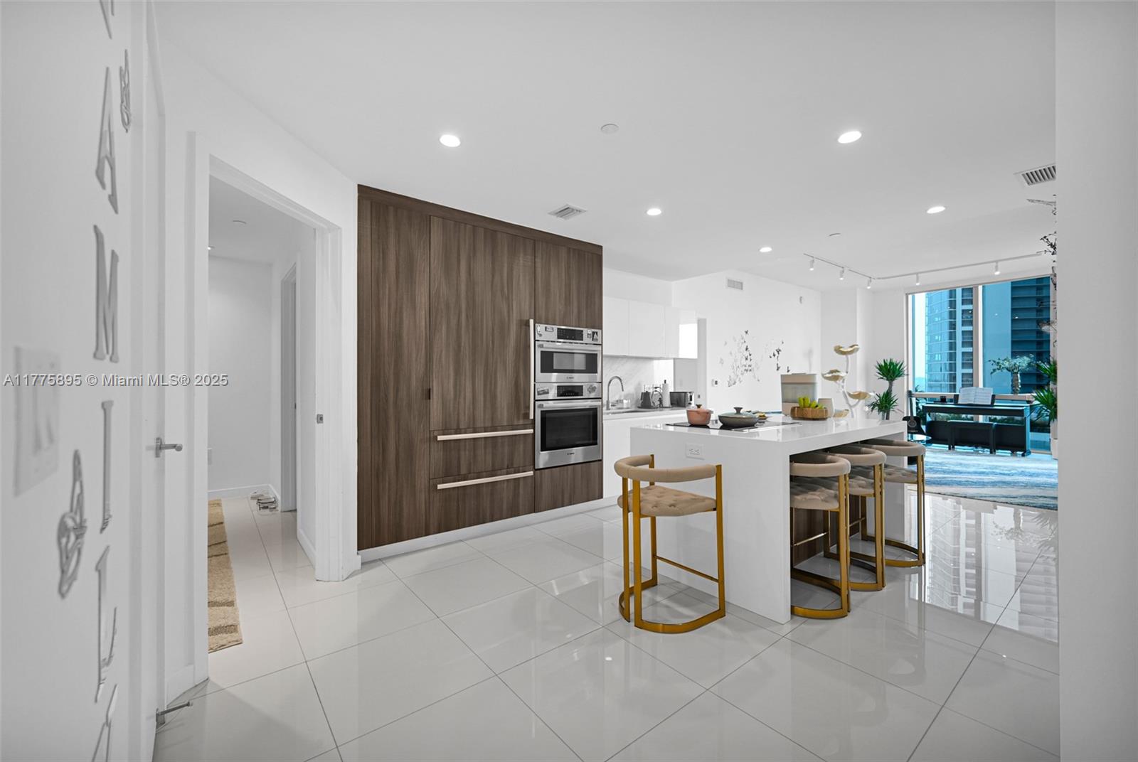 PARAMOUNT MIAMI WORLDCENT - Residential Lease