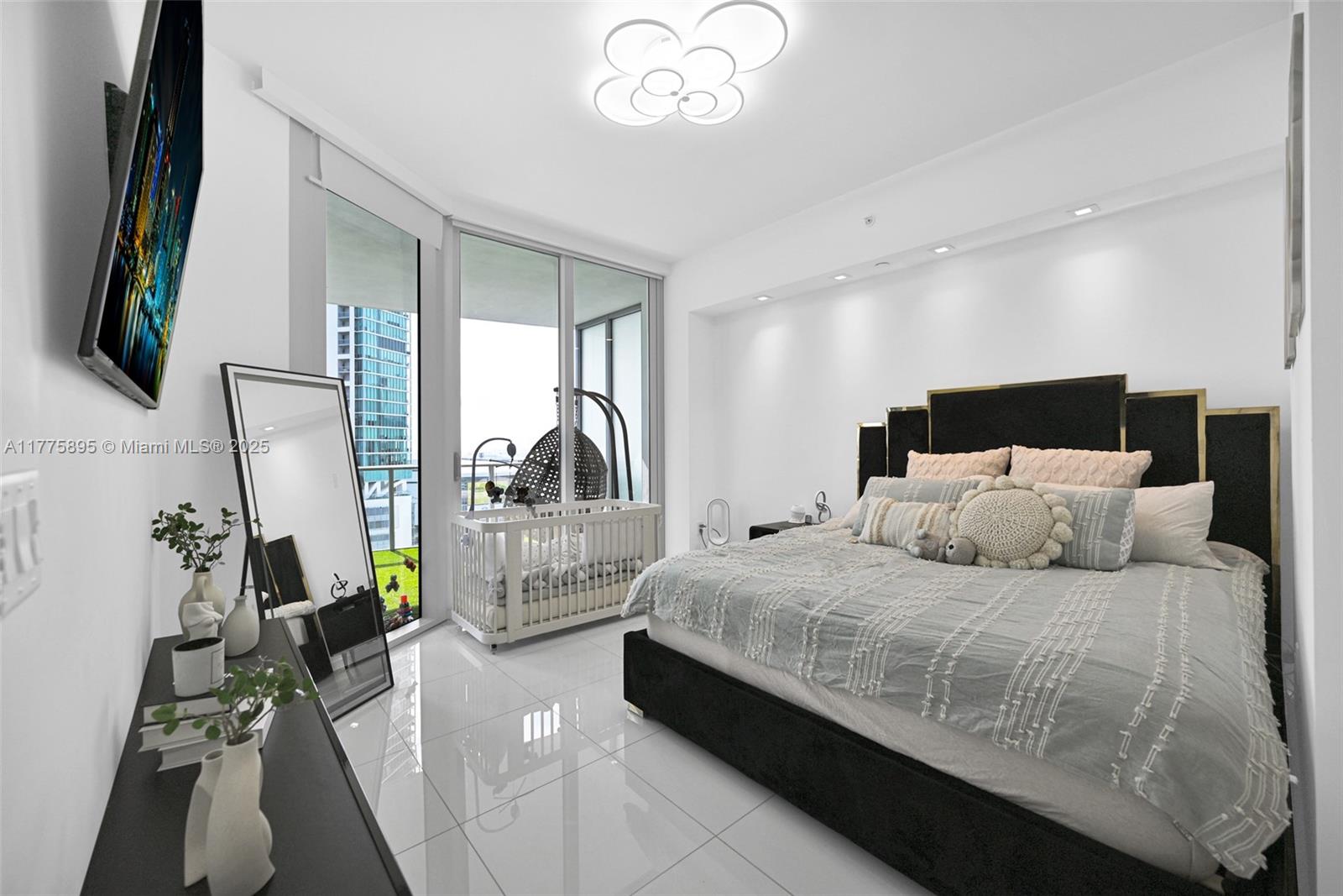 PARAMOUNT MIAMI WORLDCENT - Residential Lease