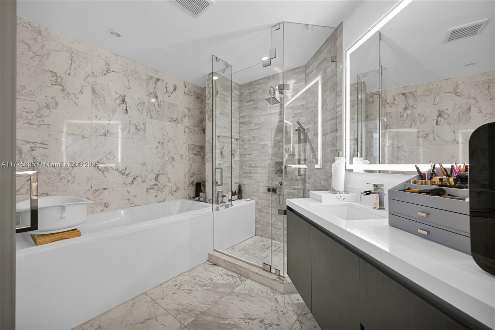 PARAMOUNT MIAMI WORLDCENT - Residential Lease