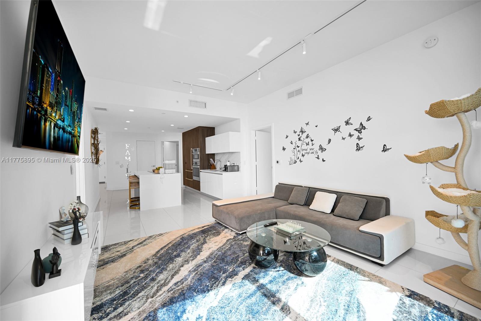 PARAMOUNT MIAMI WORLDCENT - Residential Lease
