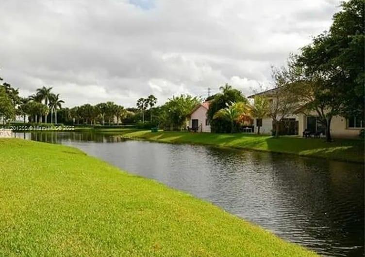 RACQUET CLUB VILLAGE APTS - Residential