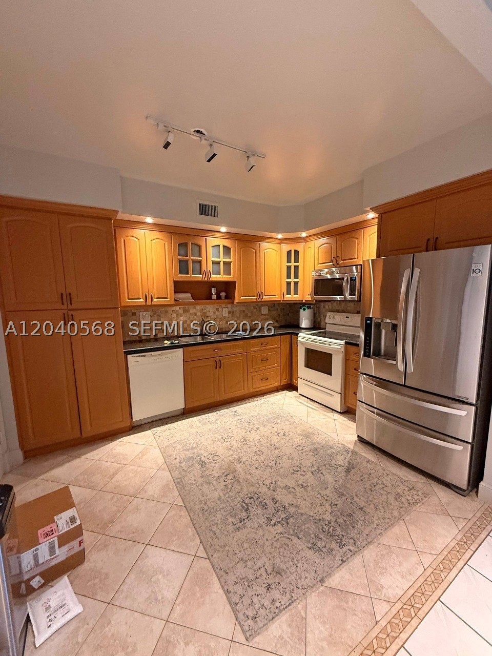 WELLINGTON TOWERS CONDO - Residential