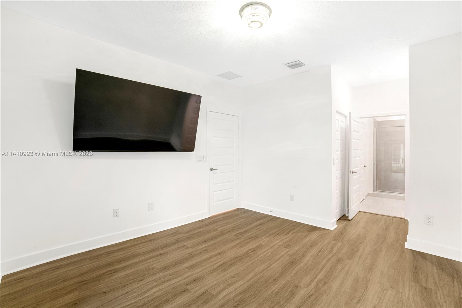 DOWNTOWN DORAL SOUTH PHAS - Residential