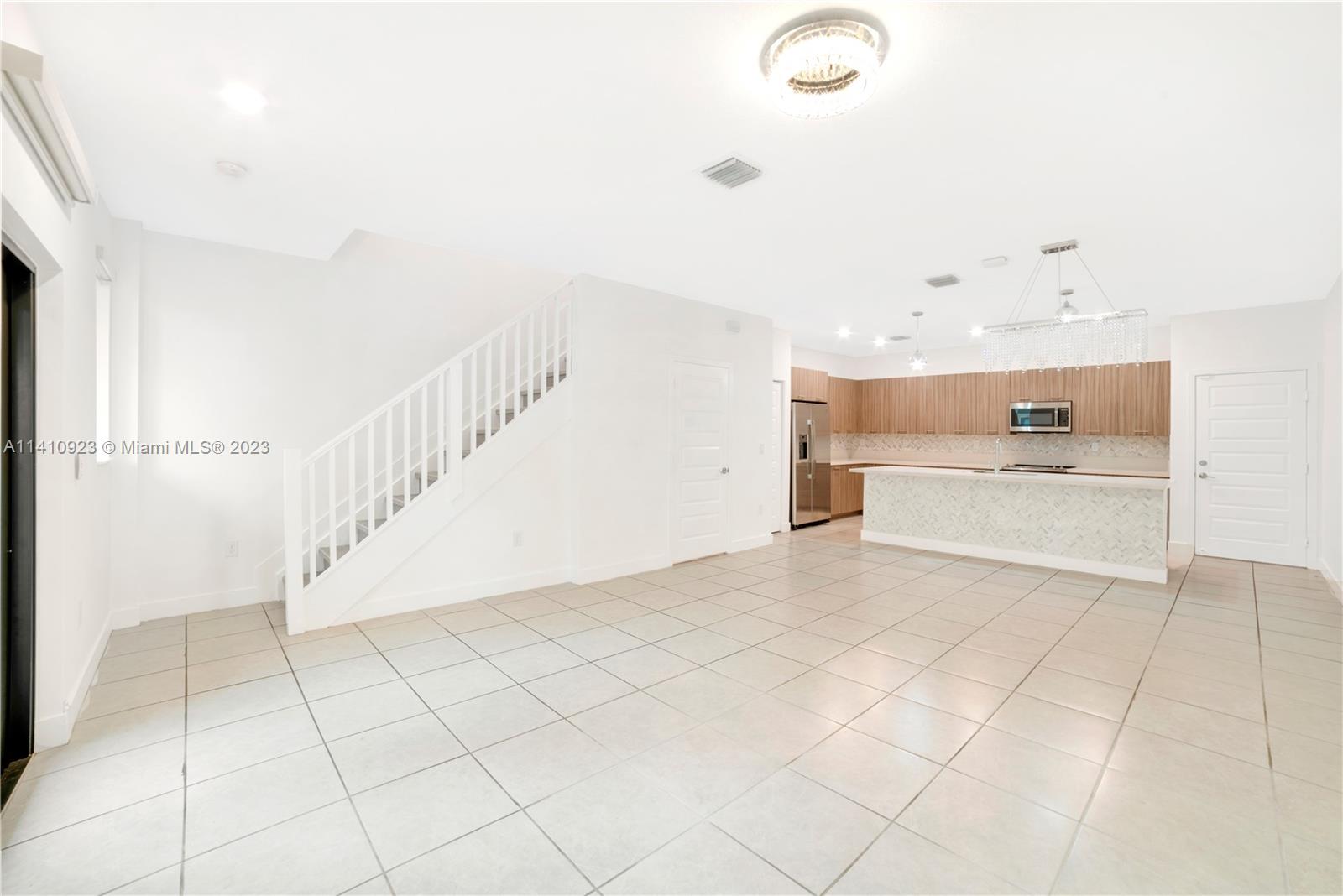 DOWNTOWN DORAL SOUTH PHAS - Residential