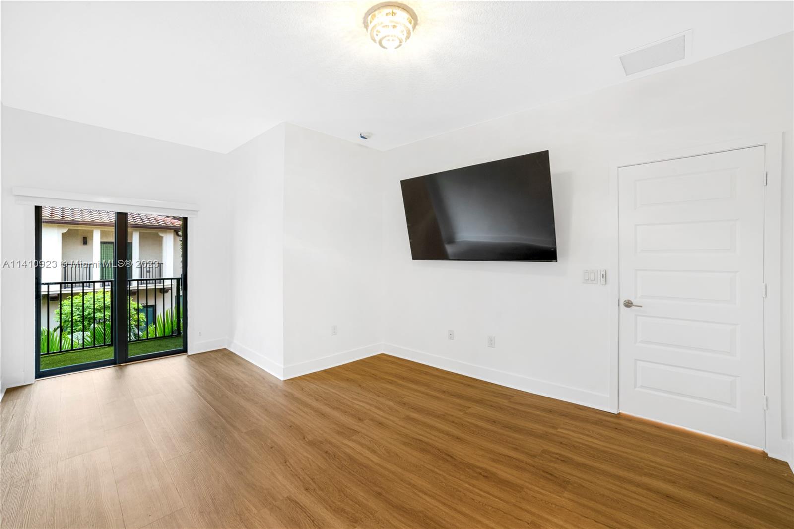 DOWNTOWN DORAL SOUTH PHAS - Residential