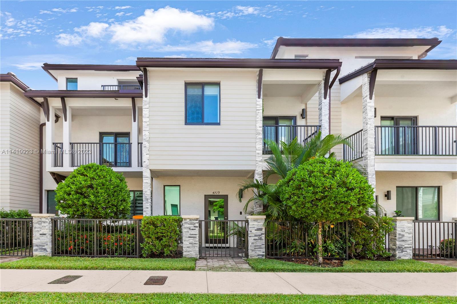 DOWNTOWN DORAL SOUTH PHAS - Residential