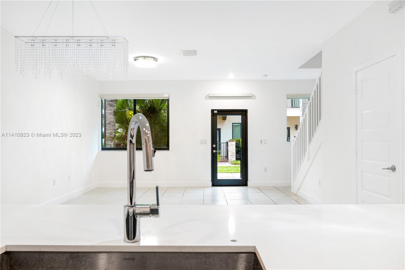 DOWNTOWN DORAL SOUTH PHAS - Residential