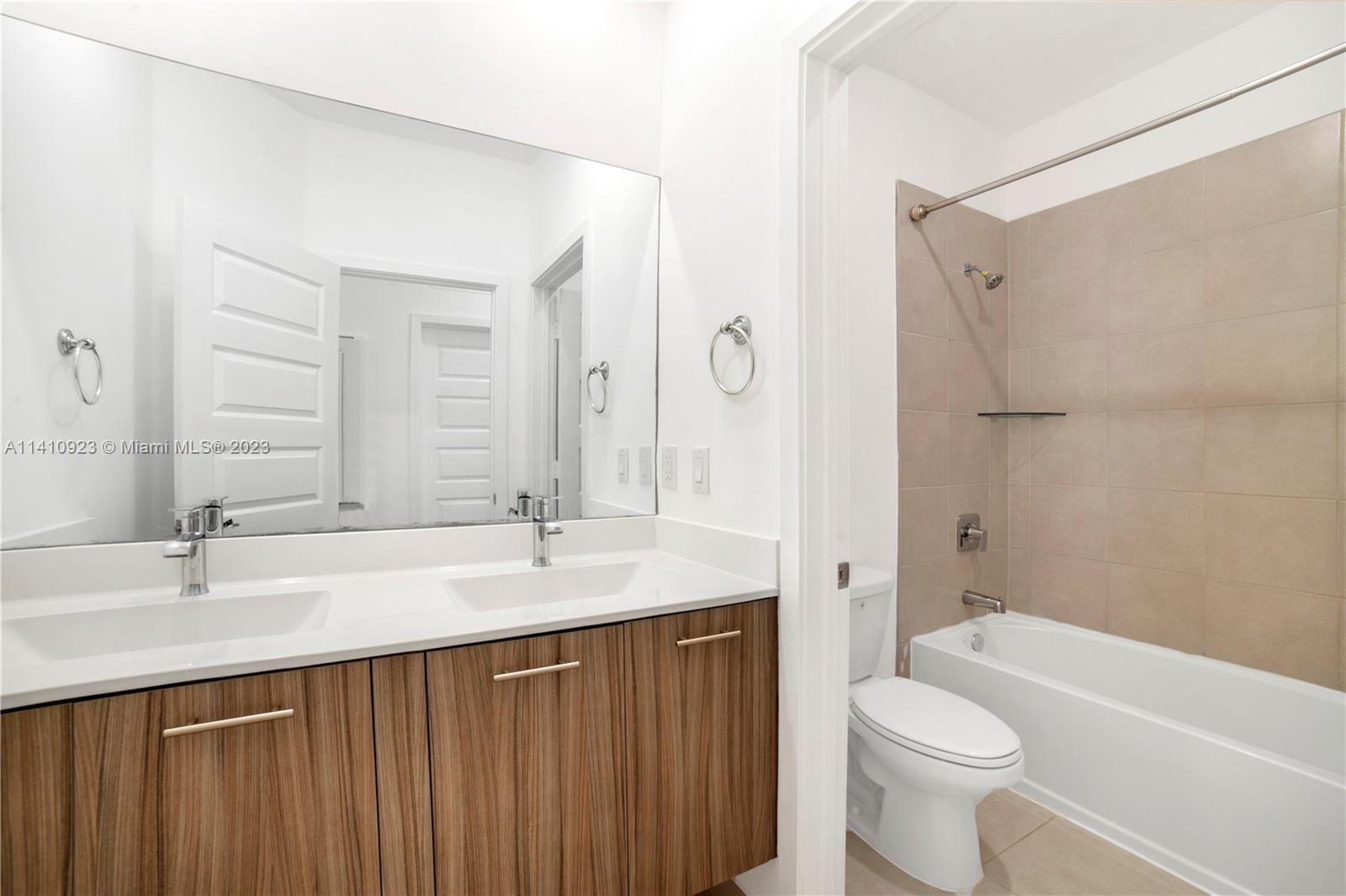 DOWNTOWN DORAL SOUTH PHAS - Residential