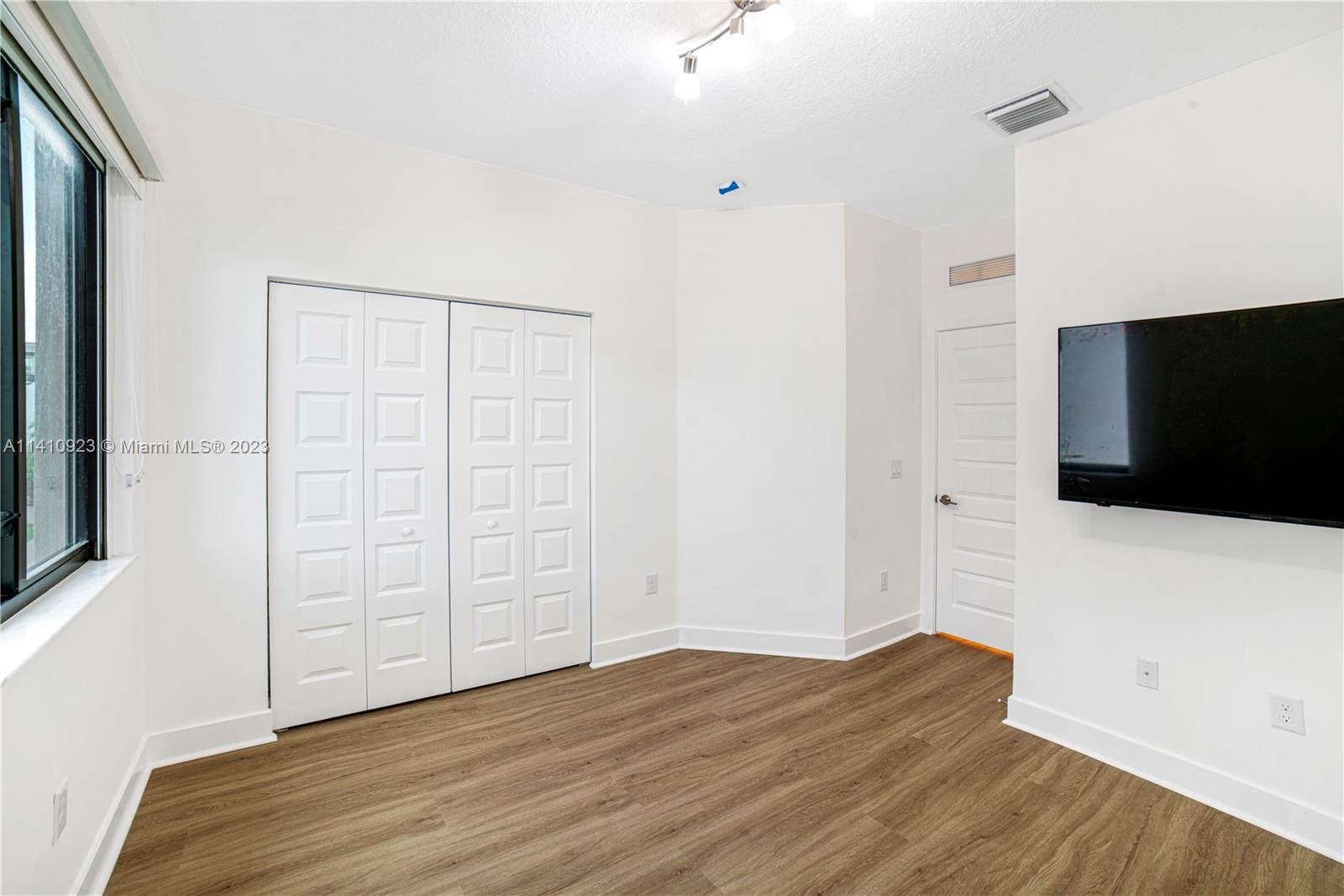 DOWNTOWN DORAL SOUTH PHAS - Residential