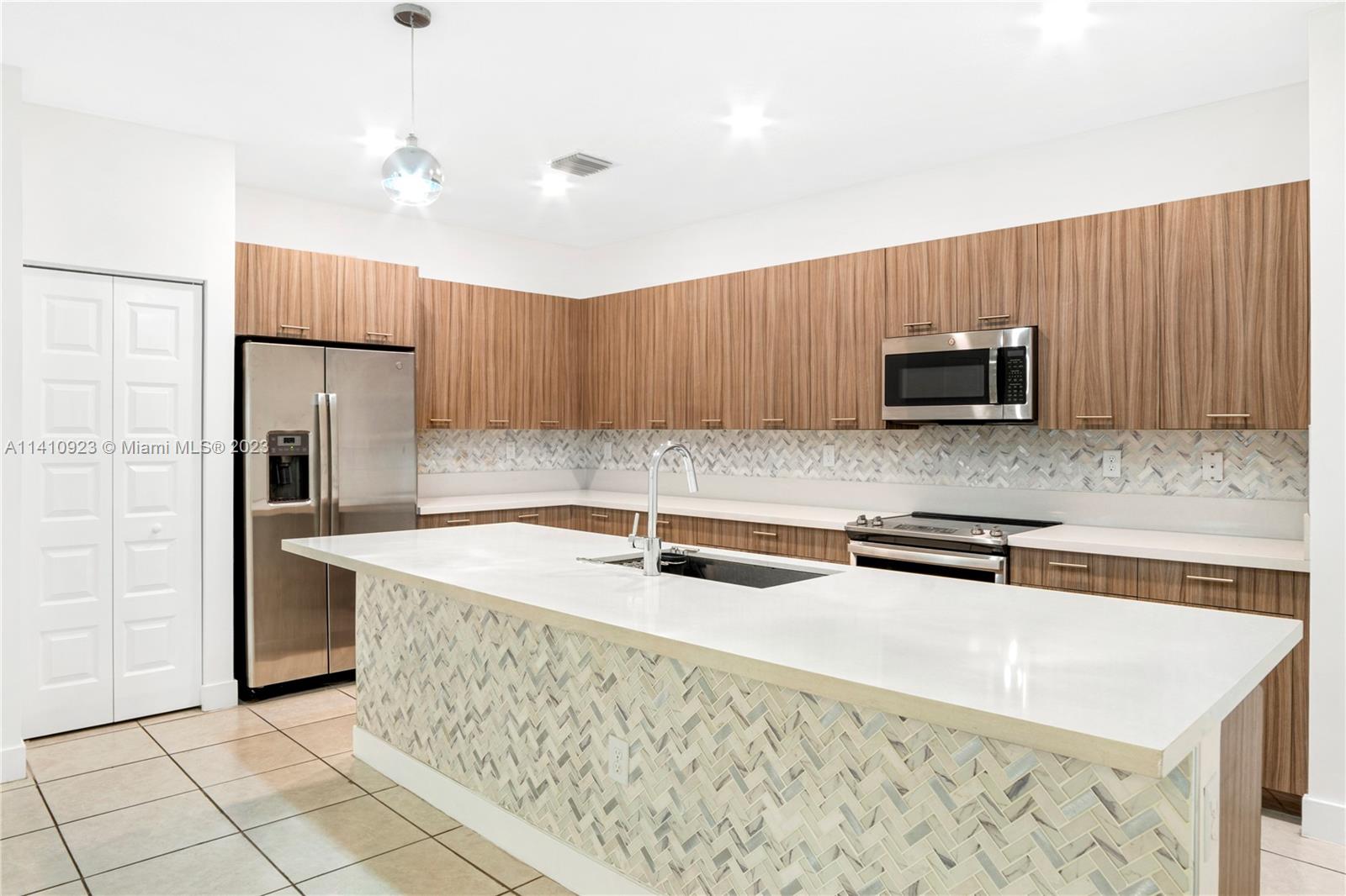 DOWNTOWN DORAL SOUTH PHAS - Residential