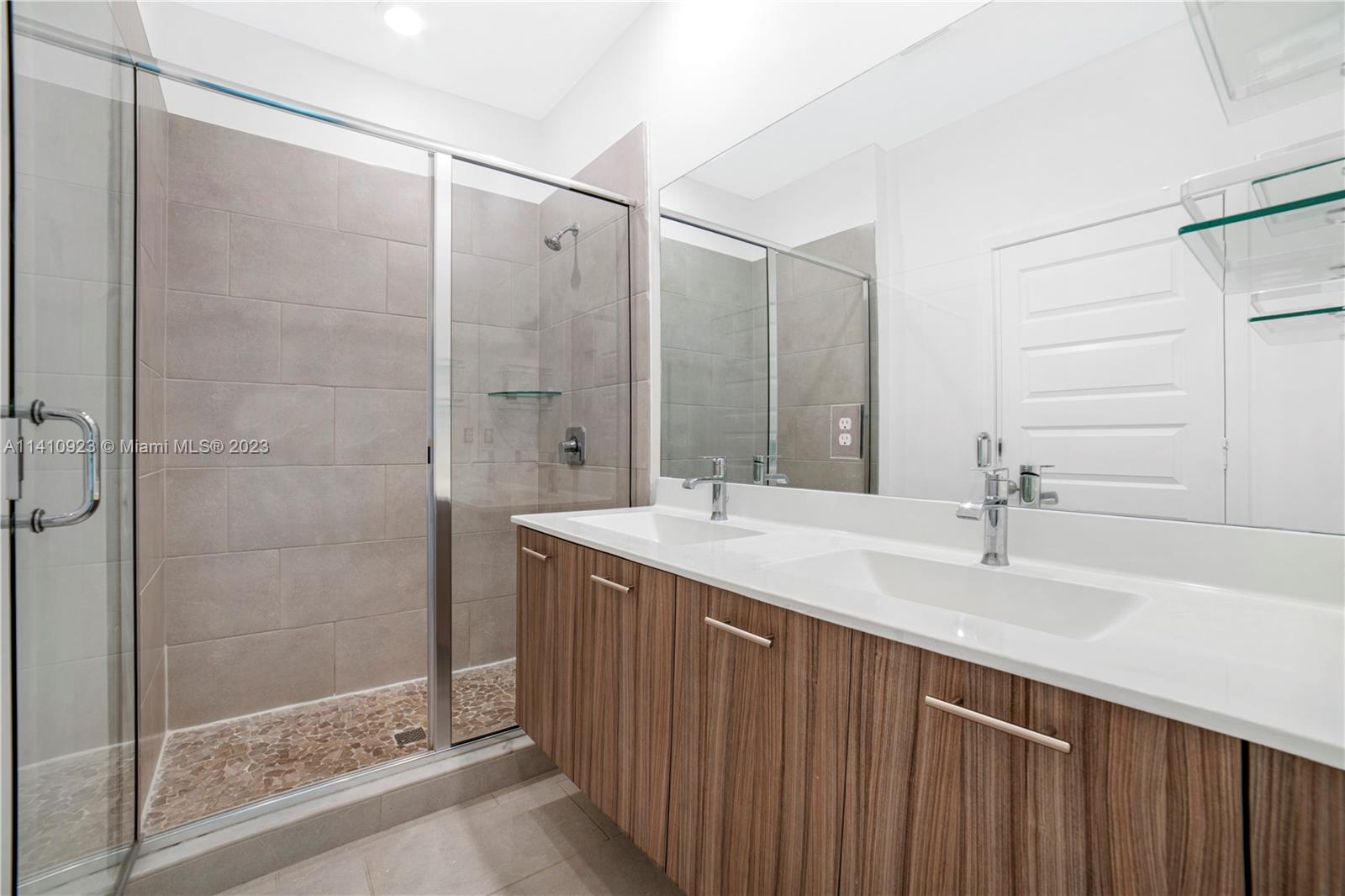 DOWNTOWN DORAL SOUTH PHAS - Residential
