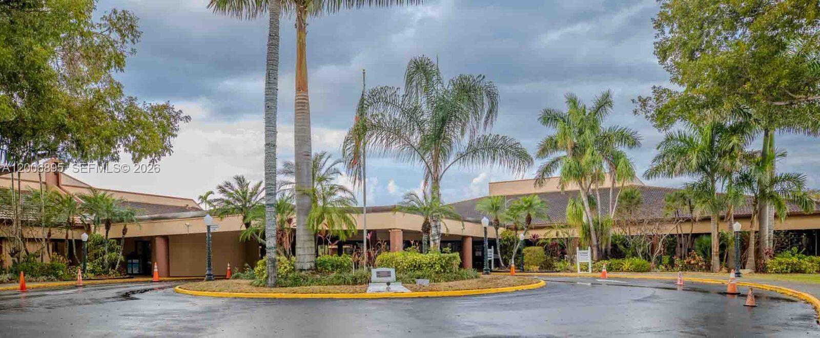 A beautiful, recently remodeled one-bedroom apartment—perfect for a couple or a single individual—located within a renowned 55+ condominium community. You will never be bored here, thanks to the wide variety of activities and the community's proximity to shopping centers, restaurants, and major highways.
Sunrise Lakes offers a vibrant lifestyle and an array of amenities, including a clubhouse with a heated indoor pool and several outdoor pools throughout the community. The complex also boasts its own golf course and is located just 20 minutes from the beaches—and a mere 3 miles from the second-largest shopping center in the United States.