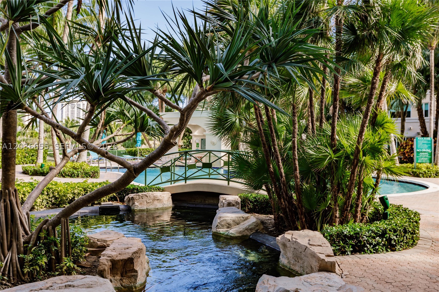 TURNBERRY ON THE GREEN CON - Residential