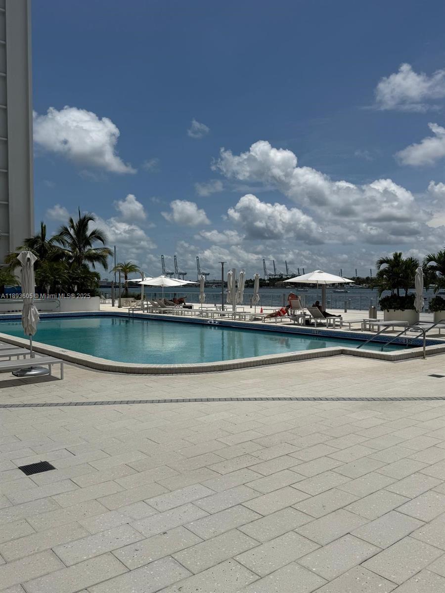 Lowest priced studio, large balcony in this Square footage, waterfront Mirador. Renovated studio, modern flooring, freshly painted, new stove, ceiling fan, separate kitchen from the studio space, large closet. full service building, best gym(over 5000 SqFt), valet, 24 hr security, spa, hair salon, convenience store, pool & Jacuzzi w bay view, BBQ area, social room, bike storage, cable & internet. Walking to Lincoln Road, Espanola Way, Flamingo Park & Ocean Drive.
Unit is Tenant Occupied till august 2026