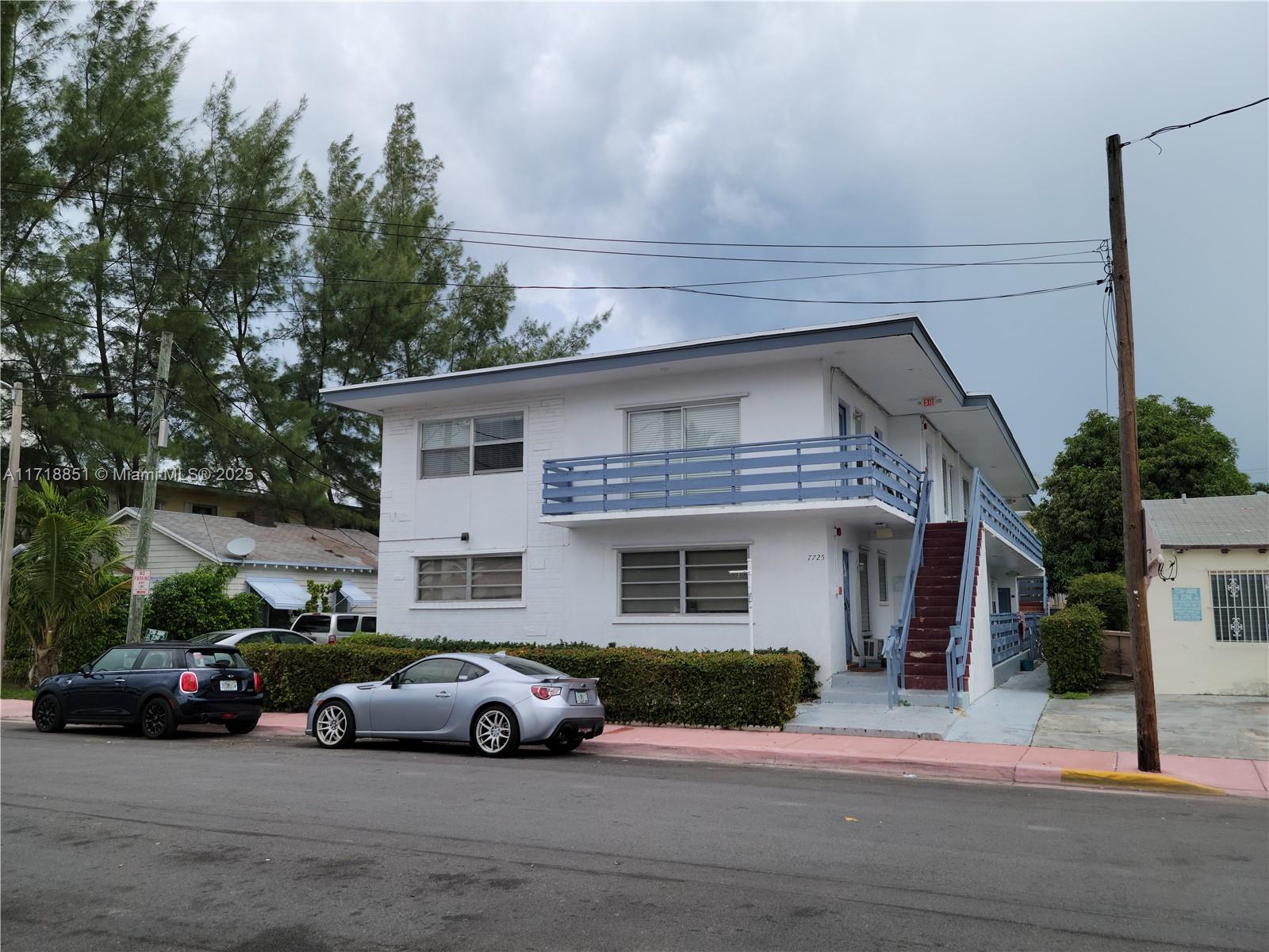Just 3 blocks to the beach. Large updated studio with full kitchen. Separate sleeping area. New air conditioning unit. 
Close to supermarkets, restaurants and public transportation.  Laundry on premises.