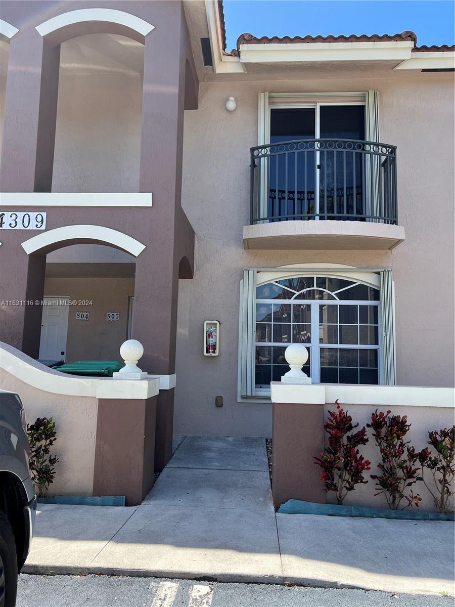 Ready to move in Townhome 2beds 2 baths, patio, 2 parking space