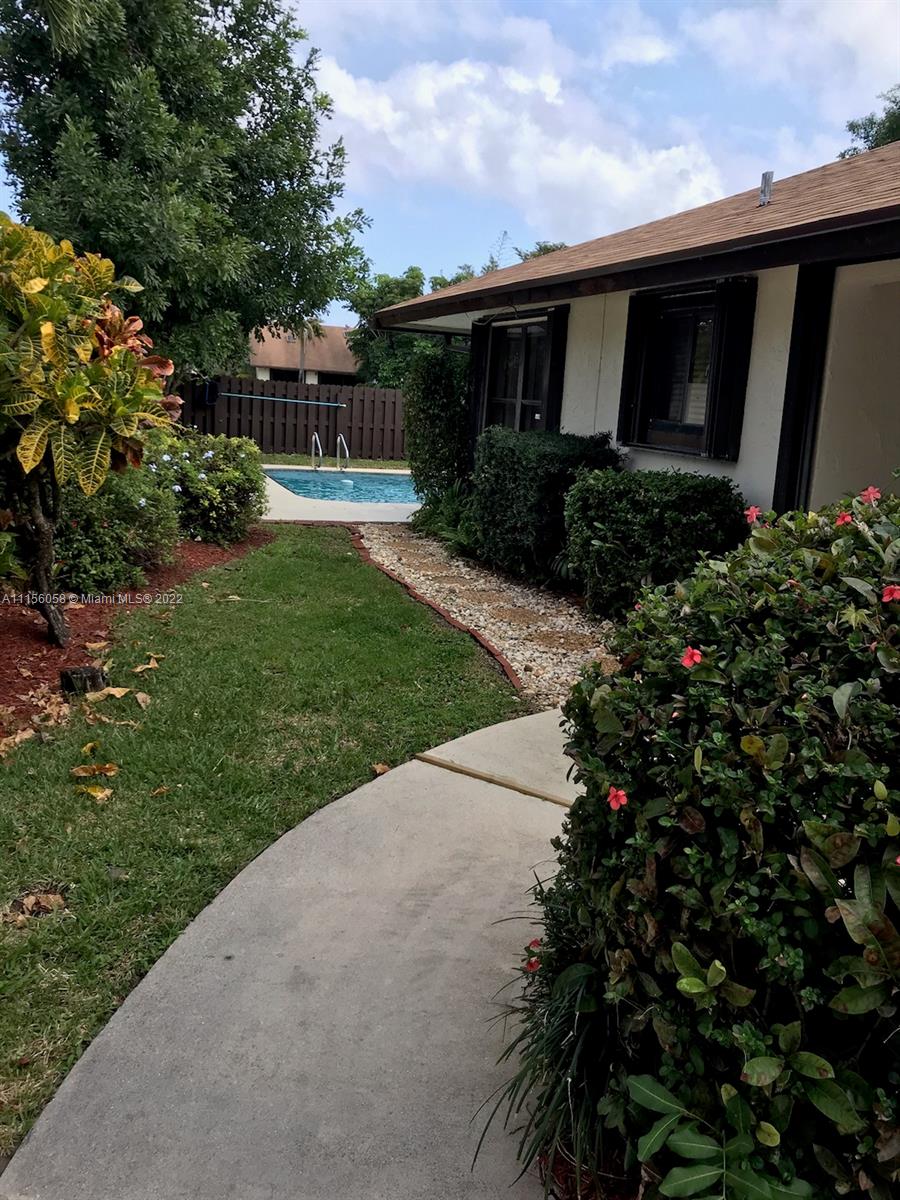 UNIQUE, UPGRADED, 3/2 VILLA POOL HOME ON THE LAKE! 1-CAR GARAGE WITH 2-CAR DRIVEWAY. VERY PRIVATE CBS WALLED YARD WITH IRON GATE ENTRANCE FOR TOTAL PRIVACY. NEW SAMSUNG SS APPLIANCES, NEW CARPET IN BEDROOMS, PLANK TILE FLOORS IN LR, DR AND KITCHEN, NEW TRANE AC, NEW ROOF!!! COMPLETE ACCORDIAN HURRICANE SHUTTERS. POOL AND LAWN SERVICE INCLUDED IN RENT.  YOU WILL LOVE HOMEWOOD LAKES WITH AN ACTIVE CLUBHOUSE, COMMUNITY POOL AND TENNIS. 5 MINUTES TO I-95 AND THE WORLD-RENOUNED ATLANTIC AVENUE SHOPS, RESTAURANTS AND NIGHT LIFE. CALL LA FOR ALL INFO AND SHOWINGS.