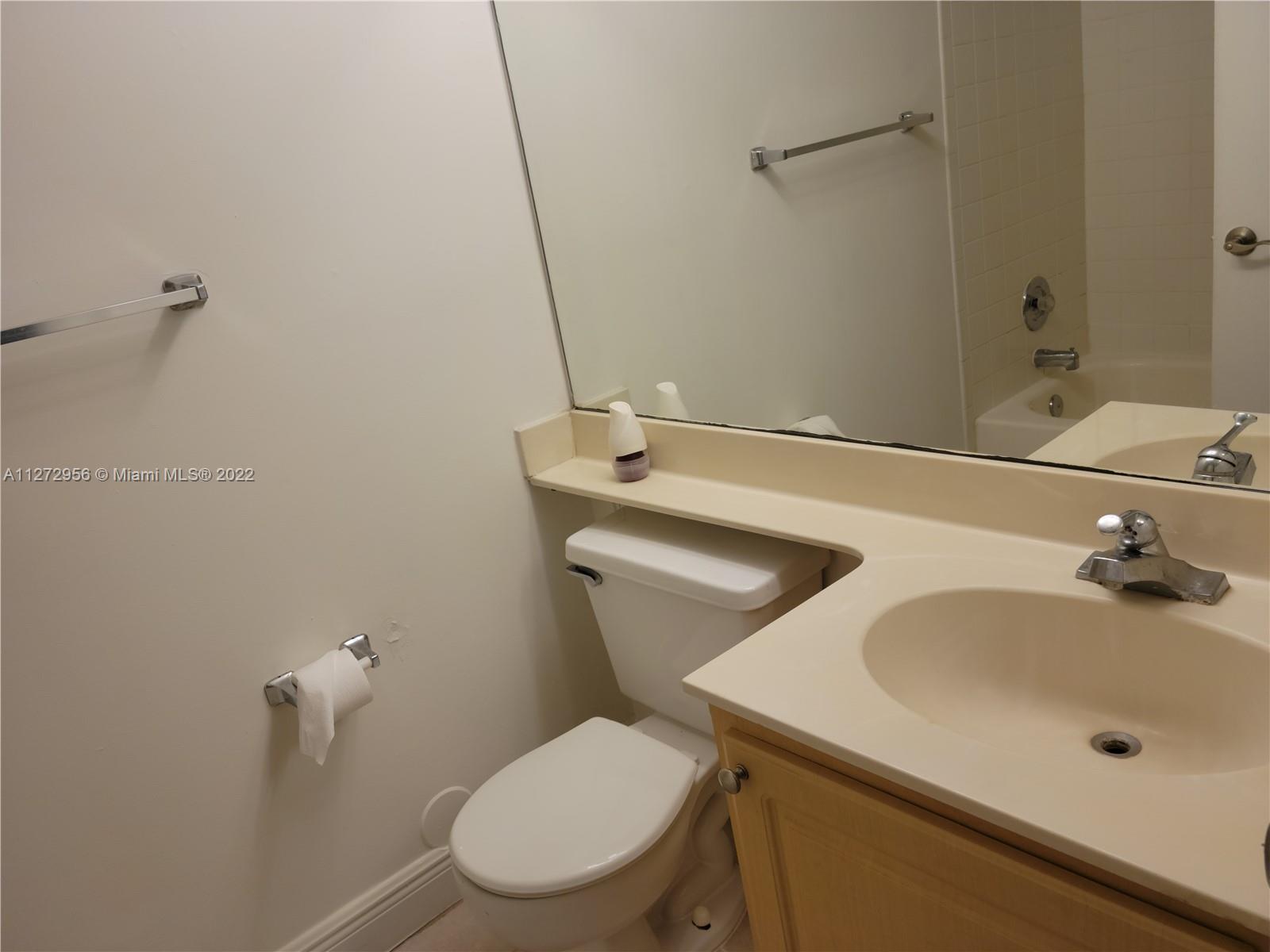 LEXINGTON ON THE GREEN CO - Residential Lease