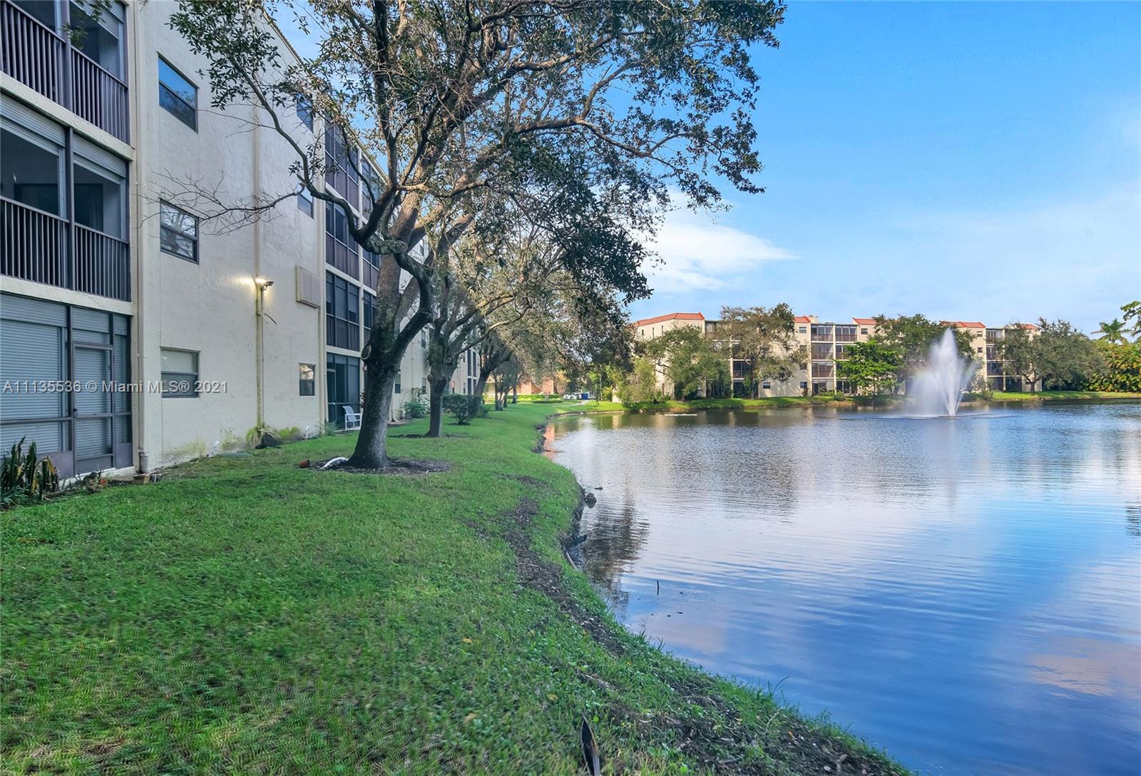 HAMMOCKS-LAKE FOREST COND - Residential