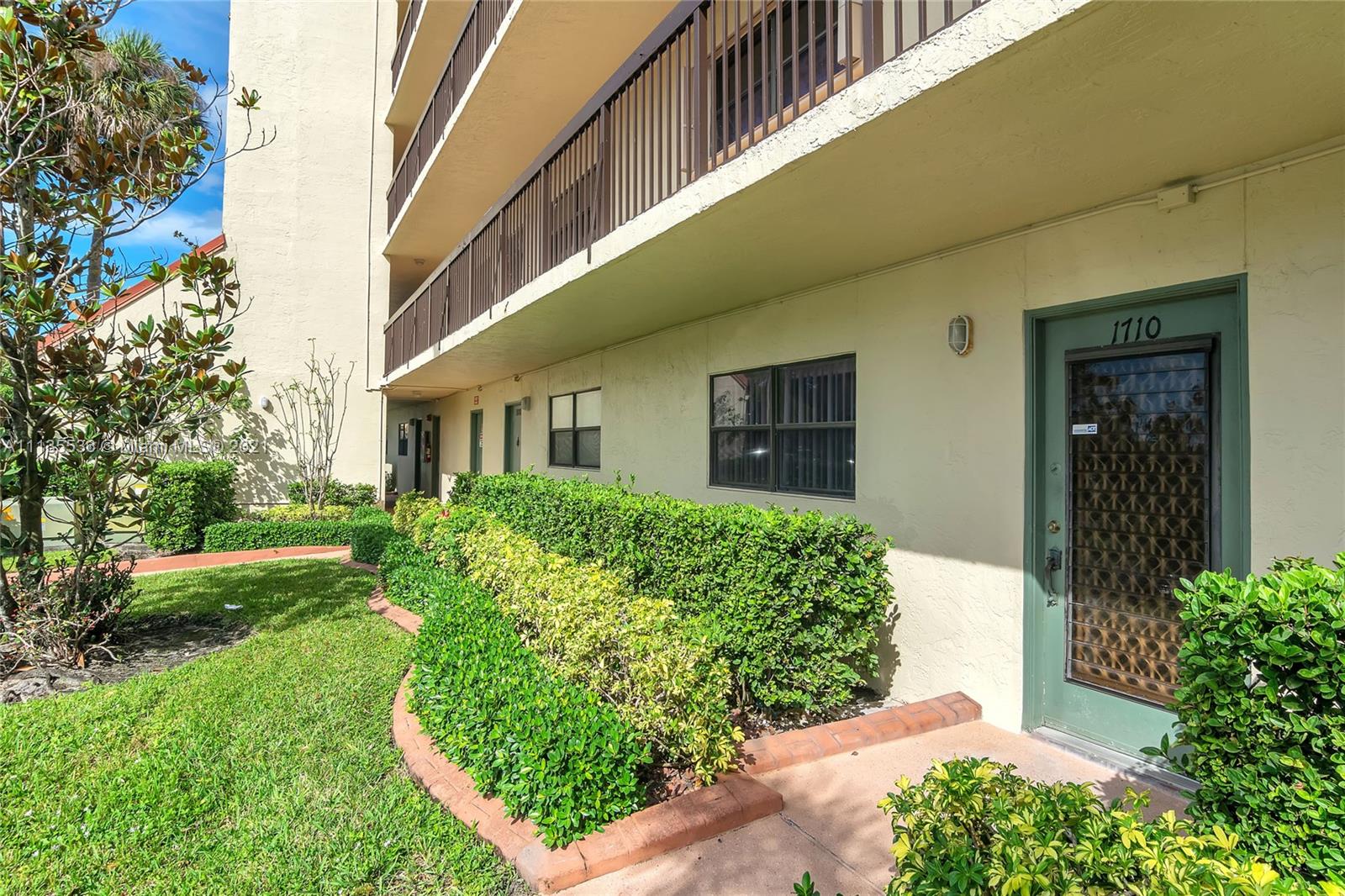 HAMMOCKS-LAKE FOREST COND - Residential