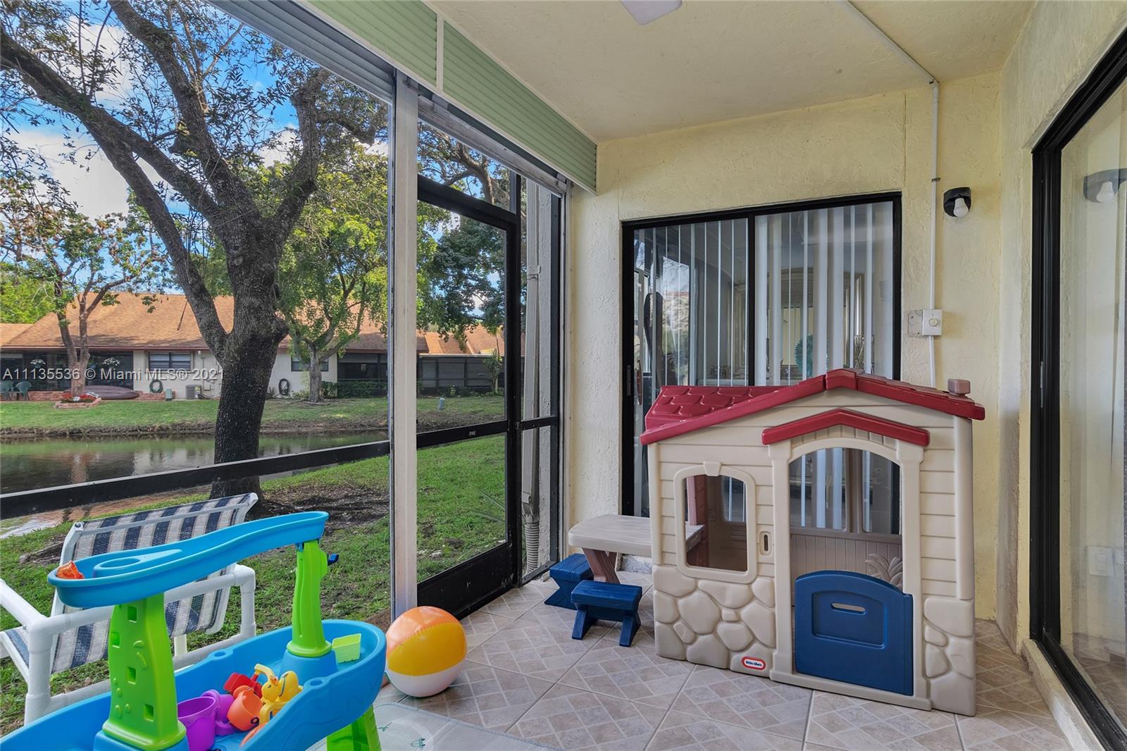 HAMMOCKS-LAKE FOREST COND - Residential