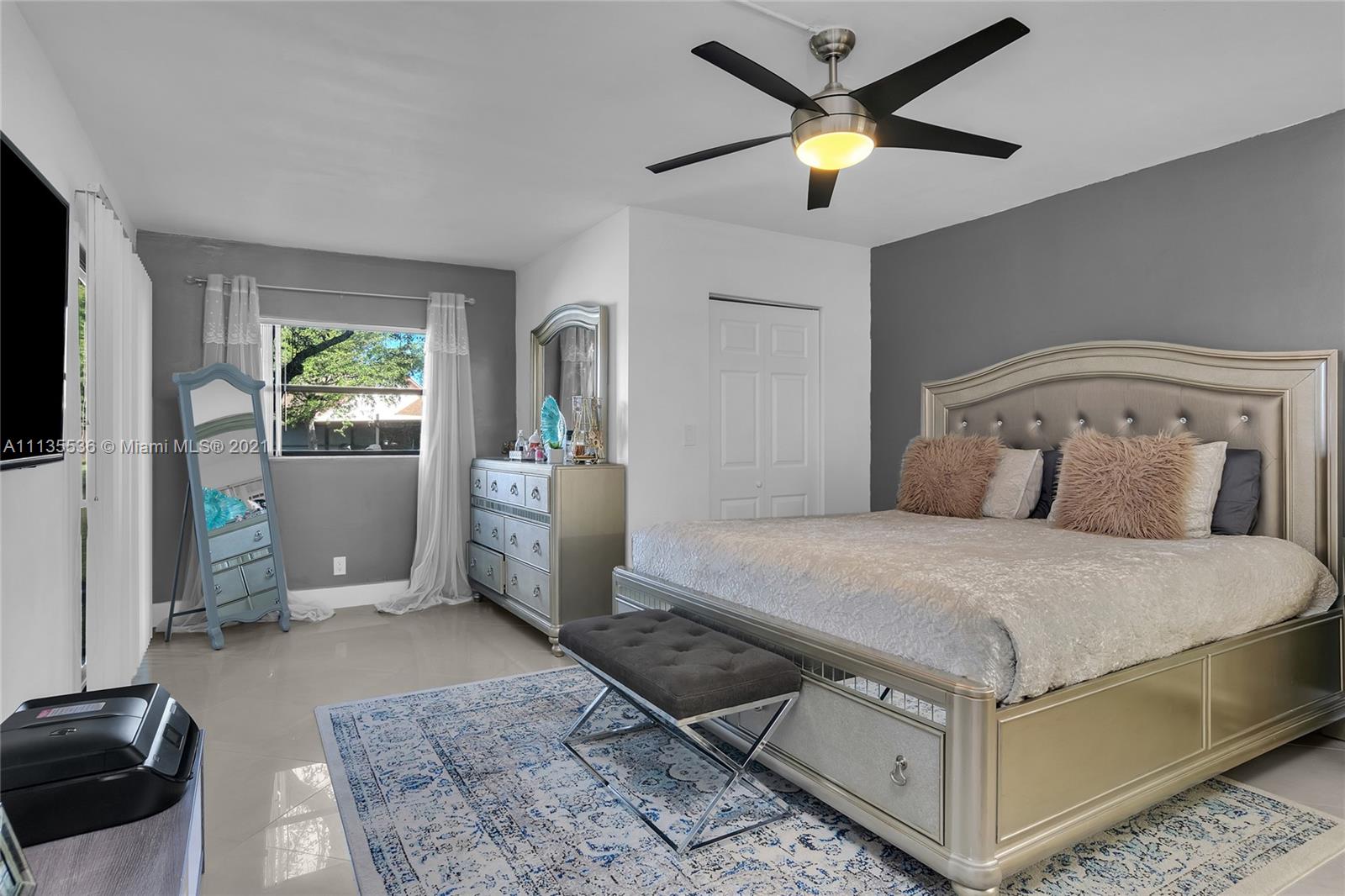 HAMMOCKS-LAKE FOREST COND - Residential