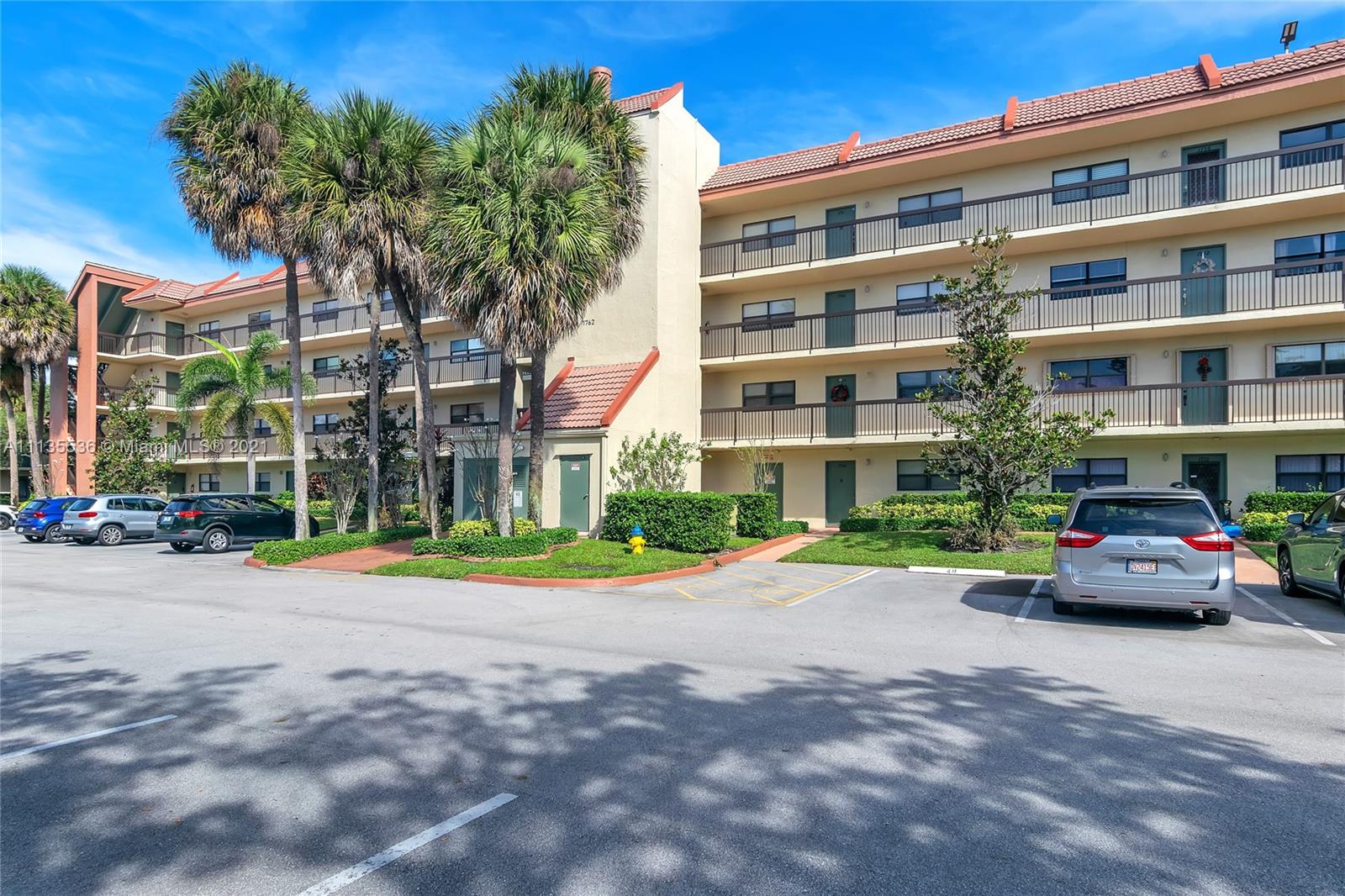 HAMMOCKS-LAKE FOREST COND - Residential