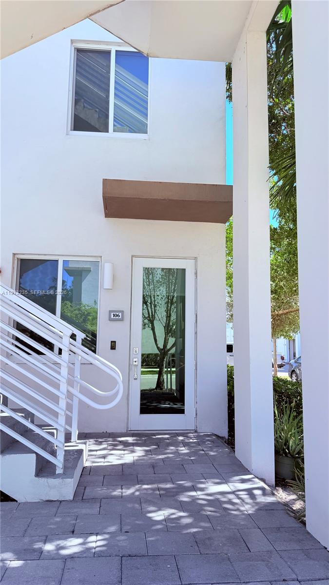 CORNER UNIT  3 beds /2.5 baths  at exclusive LANDMARK at Doral. First floor entry with assigned parking just outside back entrance. Bedrooms upstairs. Community offers outstanding LANDMARK Clubhouse, resort style pool, tennis, exercise room, and much more. Amazing location in Doral with close proximity to fine shopping, restaurants, A+ schools and much more. Pet deposit may vary, so please contact Association for further questions on pet deposit. Easy to show , call listing agent .