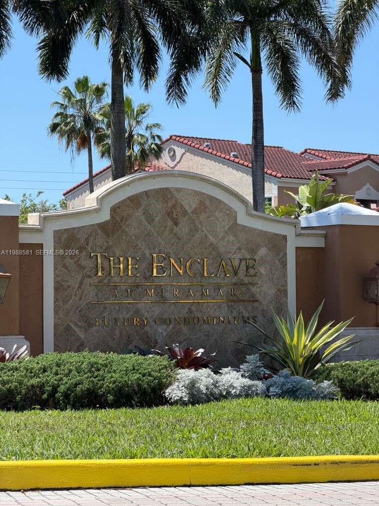 INVESTORS ONLY, GREAT OPPORTUNITY!!!
LOVELY 2/2 CONDO UNIT IN GATED RESORT STYLE COMMUNITY, WITH A BEAUTIFUL LAKE AND PEACEFULL WALKING PATHS. OPEN KITCHEN, WASHER AND DRYER IN UNIT, GLASS TOP STOVE. AMENITIES INCLUDE FITNESS CENTER, POOL, PLAYGORUND, TENNIS, VOLLEYBALL, RAQUET BALL, CAR WASH & MUCH MORE. HOA NEEDS 2-3 WEEKS TO APPROVE APPLICATION.