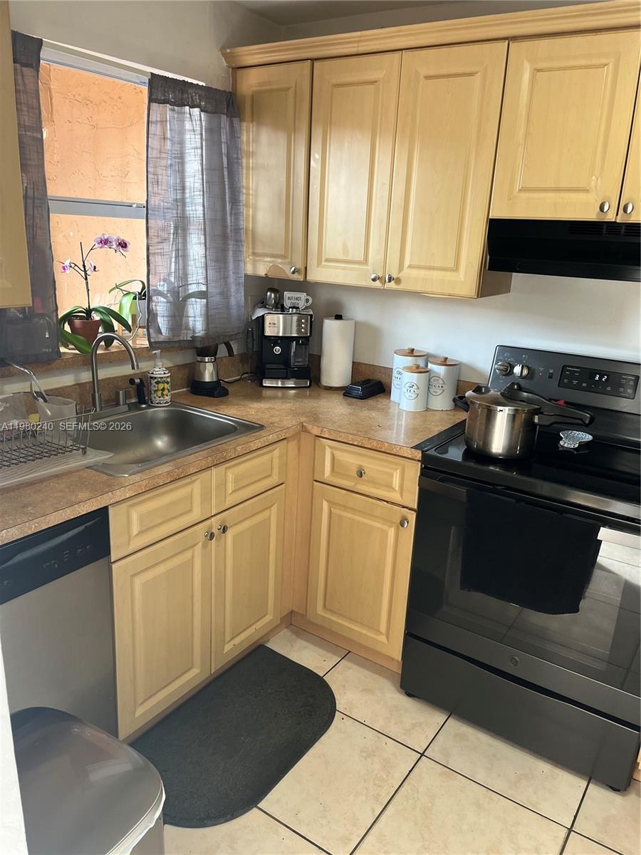 Spacious unit in convenient location near highways and shopping.  Laundry located inside unit.