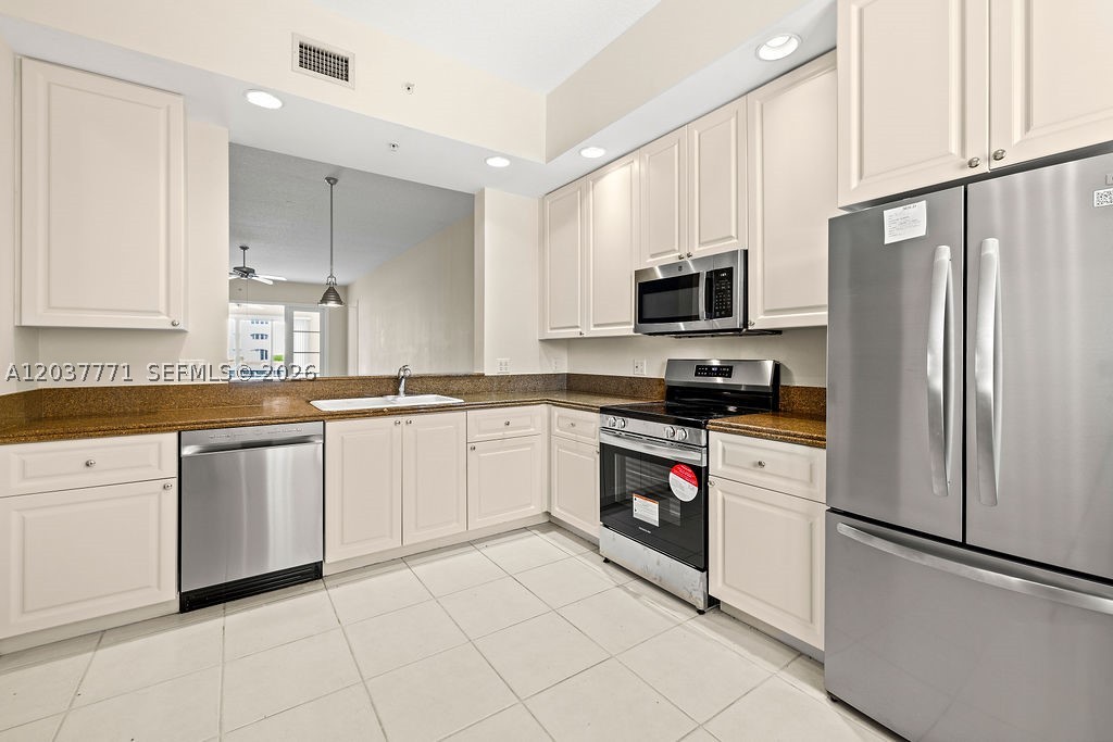HARBOUR ISLE AT HUTCHINSO - Residential Lease