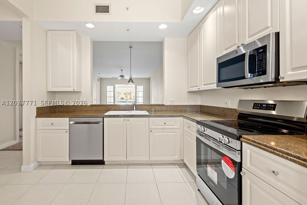 HARBOUR ISLE AT HUTCHINSO - Residential Lease