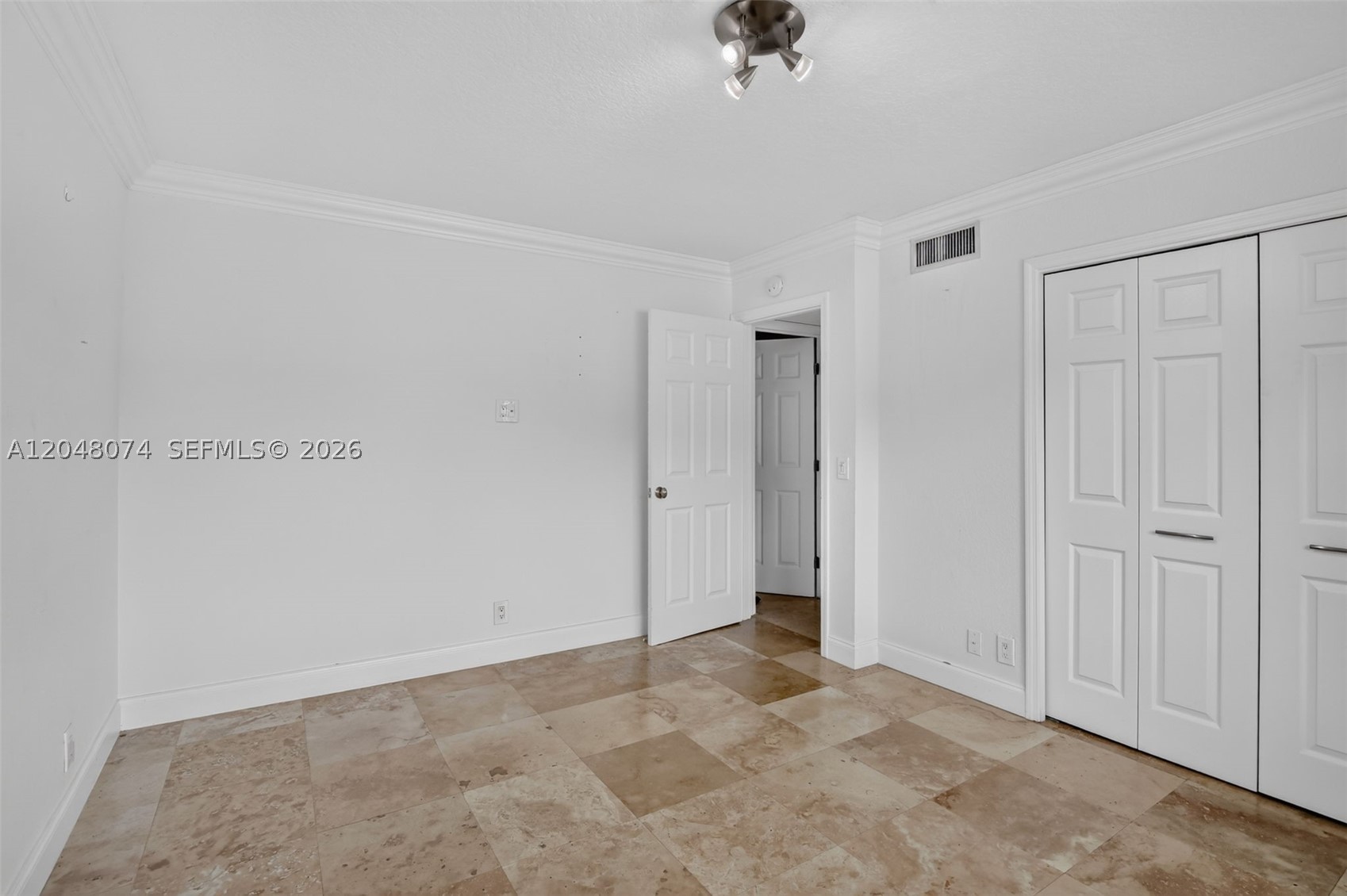 RACQUET CLUB APTS AT BONA - Residential