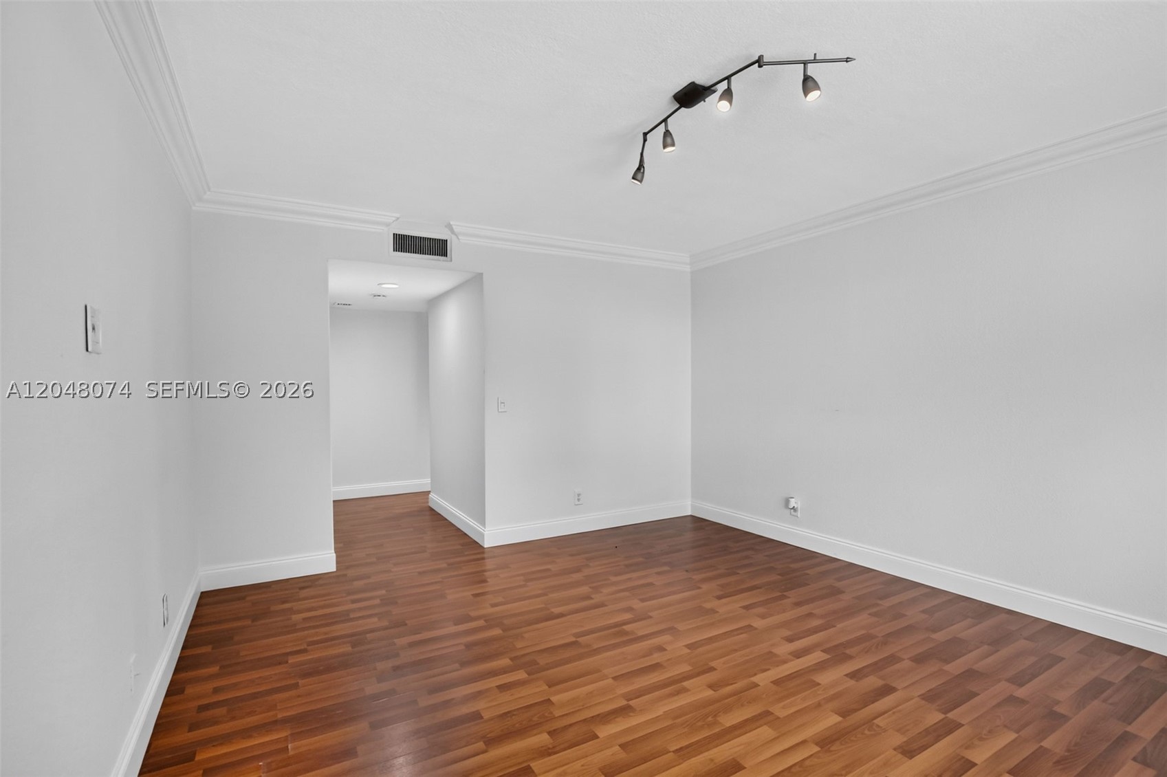 RACQUET CLUB APTS AT BONA - Residential