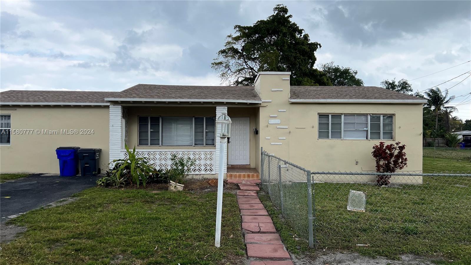 This easy to move into 1 bed/1 bath apartment has full kitchen and living room situated in East Hollywood close to the Gulfstream Park Entertainment Complex complete with Restaurants, Shopping, Bowling Alley, Casino & Horse Racing. Minutes to the beach and all major highways. Move in ready, fast application & Screening process, immediate occupancy.