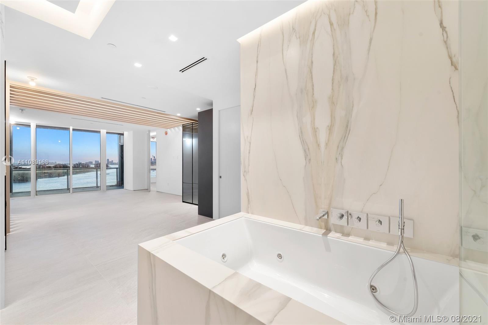 CONTINUUM ON SOUTH BEACH - Residential