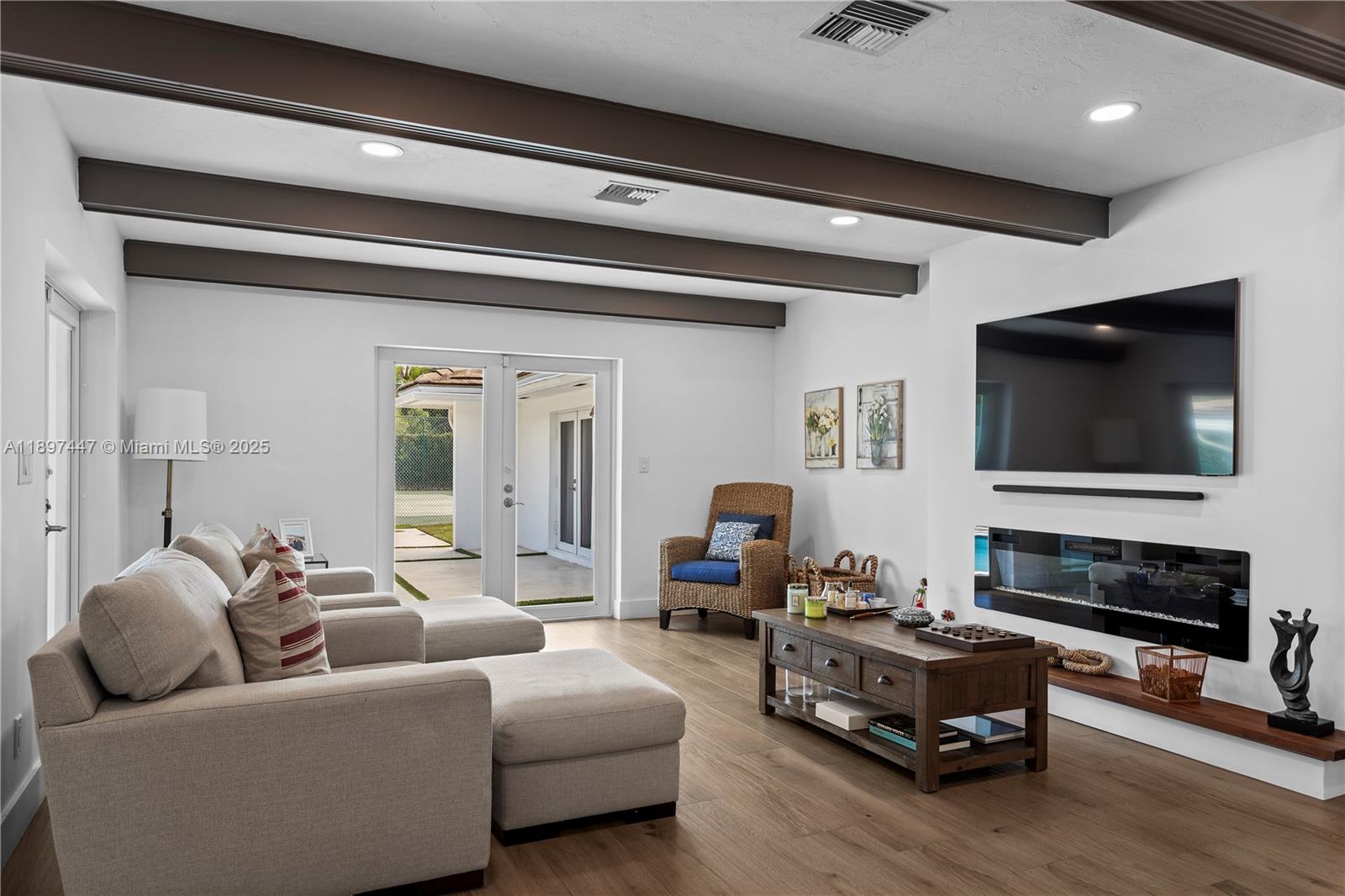 WARWICK MANOR - Residential