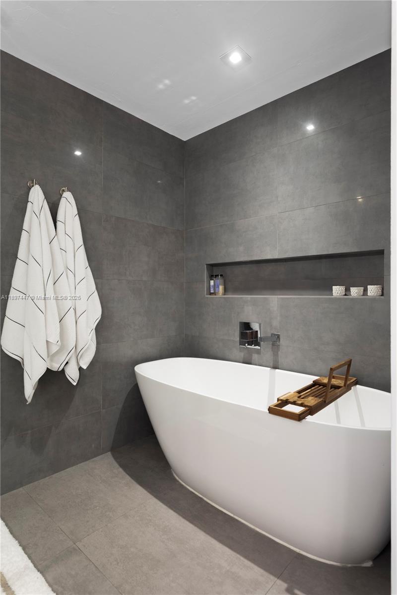 WARWICK MANOR - Residential