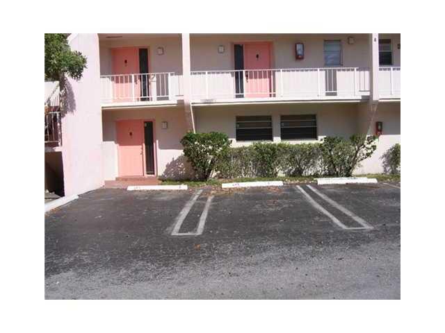 FABULOUS ENTERTAINMENT HOME! HUGE 3 BDR VILLA WITH LARGE FENCED BACKYARD! ALL TILE, UPDATED KITCHEN, GREAT ENTERTAINMENT HOME! WATER INCLUDED! FIRST LAST AND SECURITY  SCHOOLS: CORAL SPRINGS ELE, CORAL SPRINGS MIDDDLE, CORAL GLADES HIGH. EASY TO SHOW CALL /TEXT LA FOR LBX