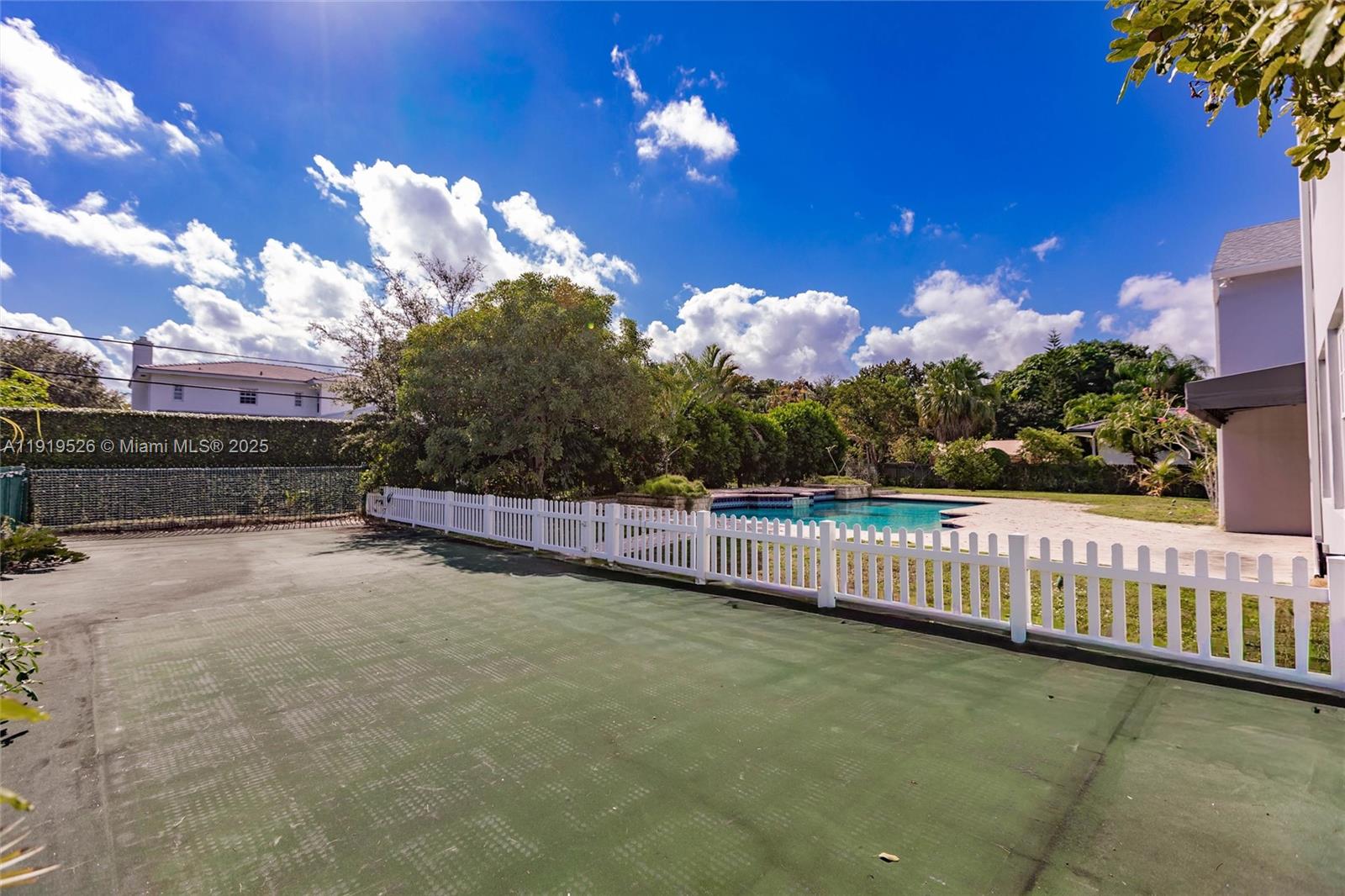 MIAMI SHORES SEC 3 - Residential