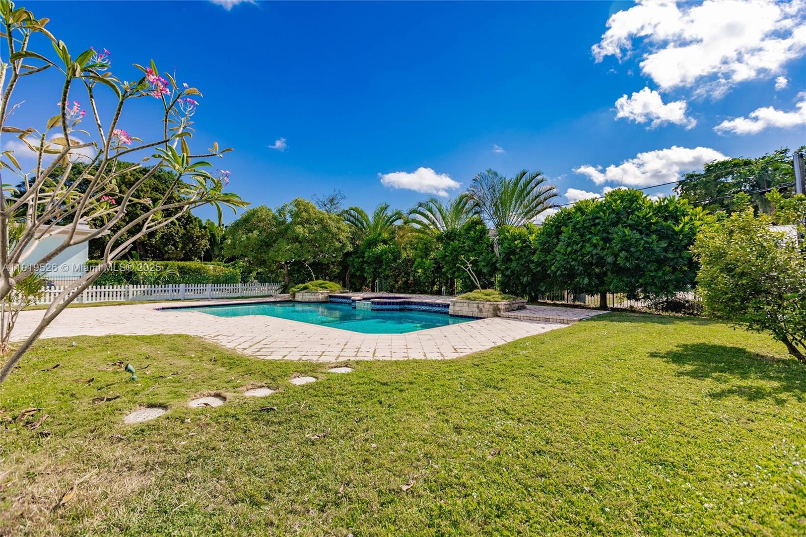 MIAMI SHORES SEC 3 - Residential